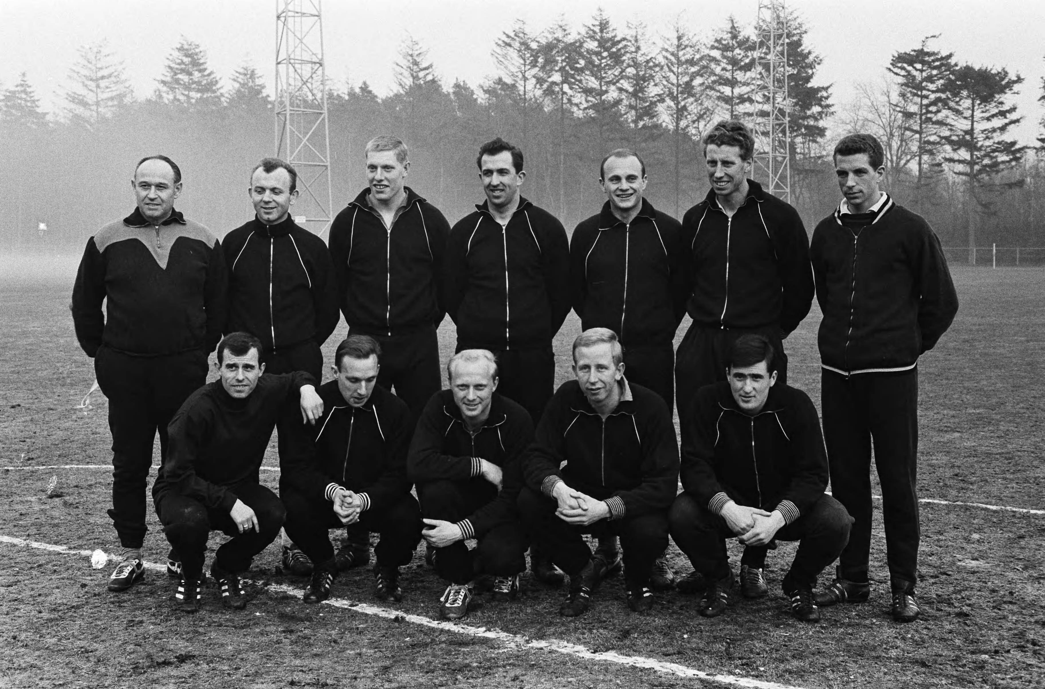 Fotocollectie Anefo — Training Nederlands elftal te Zeist, het elftal, staand vlnr. Elek Schwartz (bondscoach), Van Wissen, Pronk, Pieters Graafland, Ouderland, Klaassens, Haak. Zittend vlnr. Moulijn, Bennaars, Kruiver, Groot, Swart — Foto: Pot, Harry / Anefo. Licentie: Set B: Rechtenvrij / Publiek Domein. Bron: Nationaal Archief. http://hdl.handle.net/10648/aa2f9d62-d0b4-102d-bcf8-003048976d84
