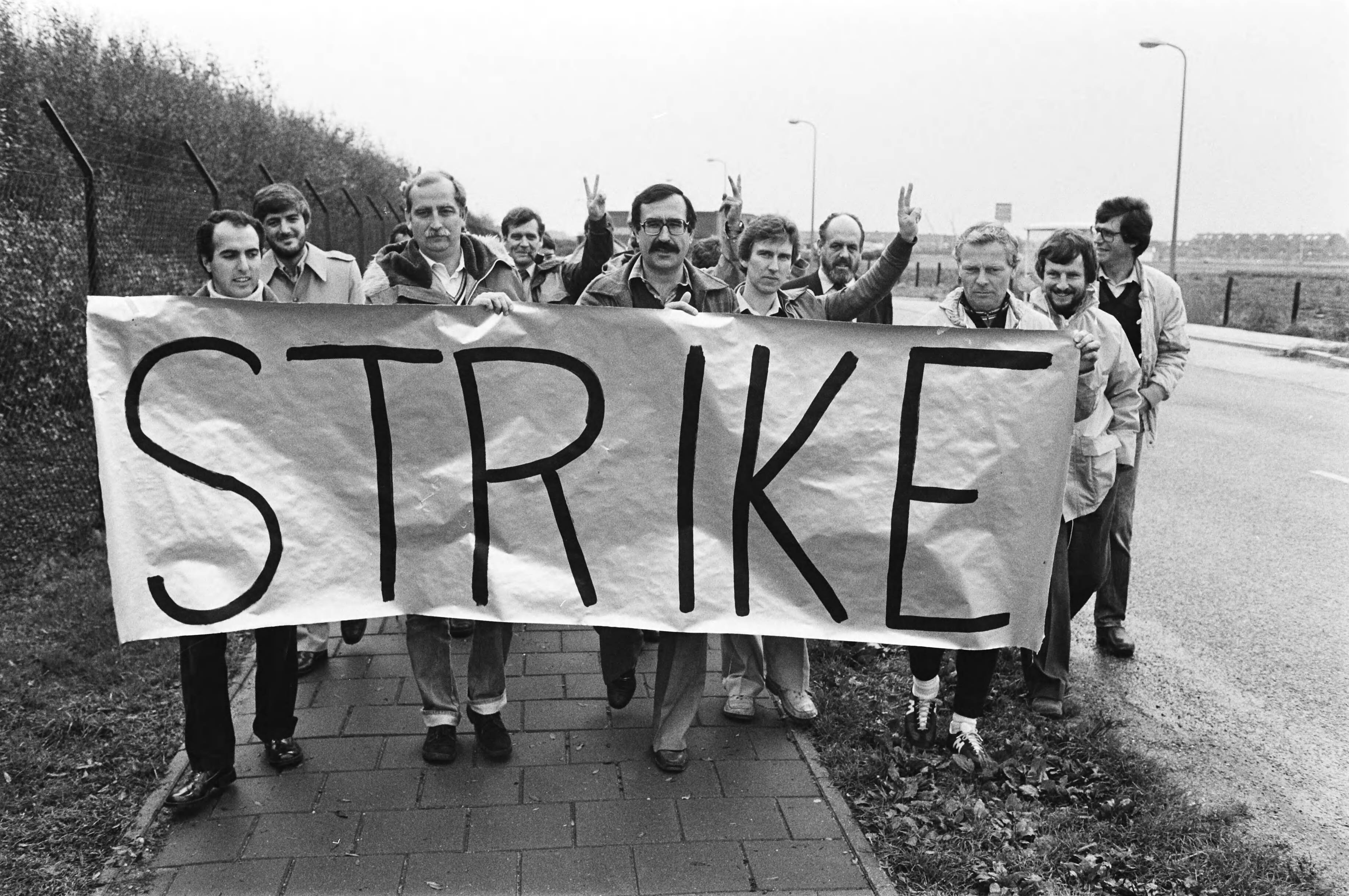 Staking bij Estec in Noordwijk tegen korting van de salarissen — Noordwijk|Zuid-Holland|stakingen |stakers |spandoeken|Estec — Foto: Antonisse, Marcel / Anefo. Licentie: Set B: Rechtenvrij / Publiek Domein. Bron: Nationaal Archief. http://hdl.handle.net/10648/ad1fabde-d0b4-102d-bcf8-003048976d84