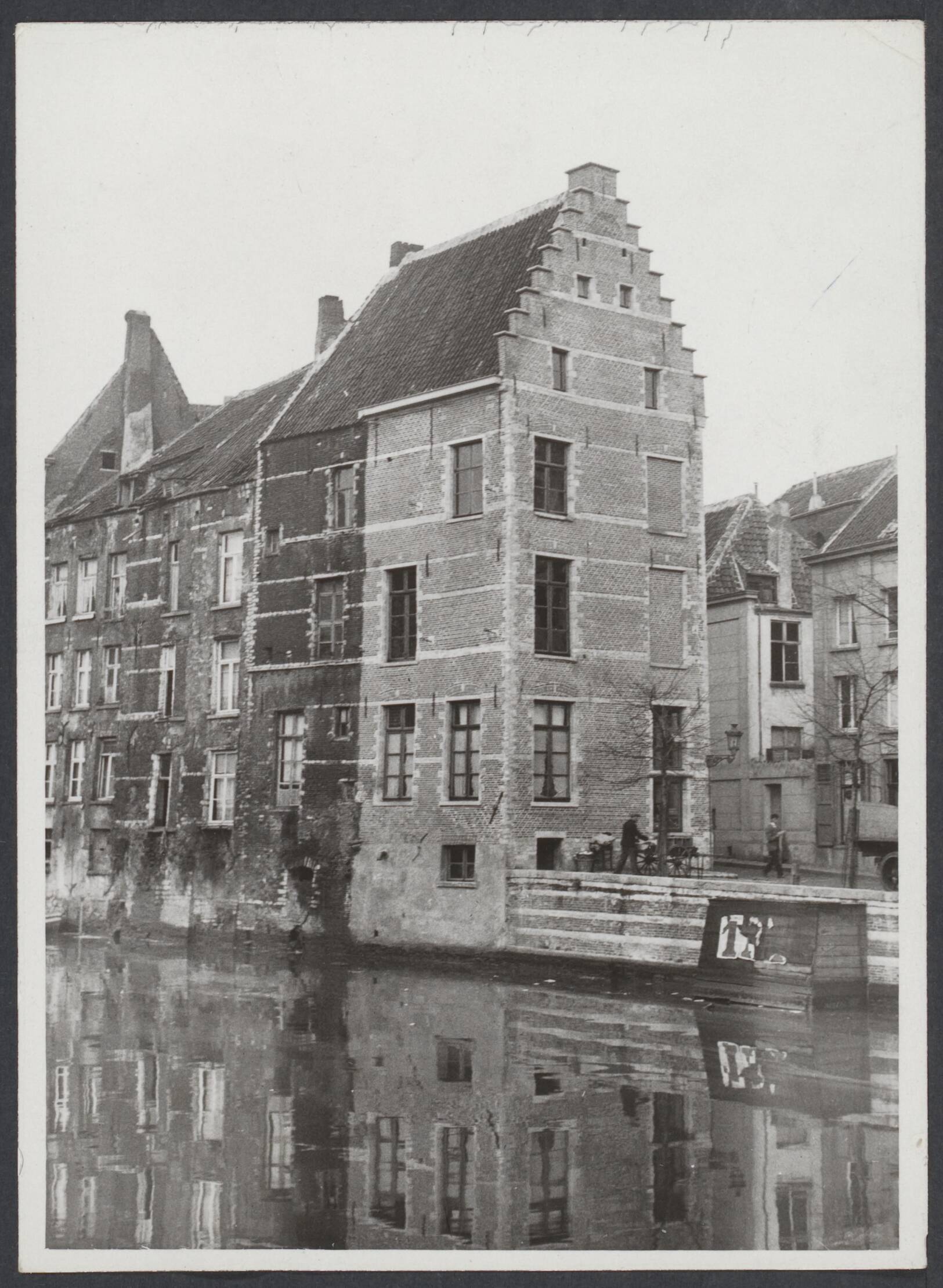 Mechelen — Mechelen. Laatgotische panden tussen de Dijle, de Grootbrug en de Lange Schipstraat — Foto: Onbekend / Publiek Domein of Rechtenvrij. Licentie: Set B: Rechtenvrij / Publiek Domein. Bron: Nationaal Archief. http://hdl.handle.net/10648/95a77be2-d7cc-481f-371a-53a37784343b
