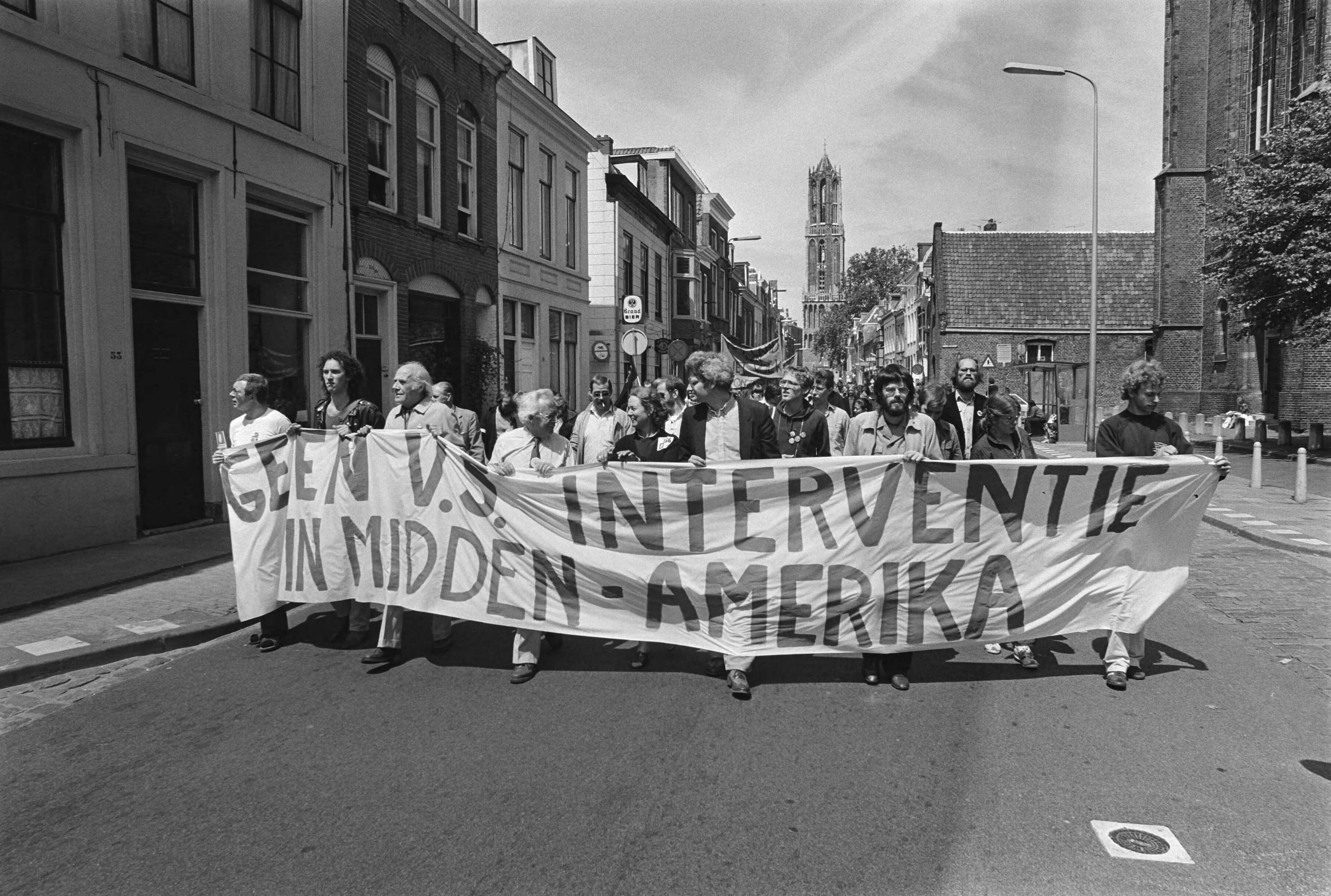 Fotocollectie Anefo — Demonstratie tegen Amerikaanse inmenging en El Salvador Utrecht; demonstratie met voorop spandoek "Geen VS — Foto: Antonisse, Marcel / Anefo. Licentie: Set B: Rechtenvrij / Publiek Domein. Bron: Nationaal Archief. http://hdl.handle.net/10648/acfdf08e-d0b4-102d-bcf8-003048976d84