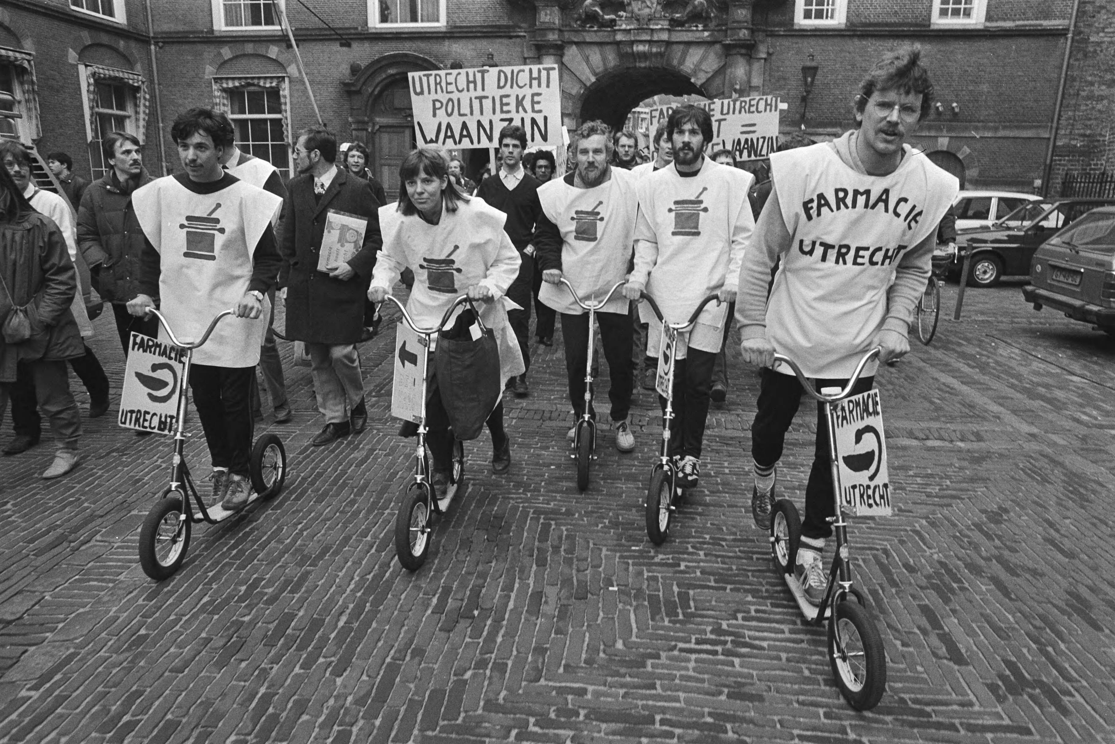 Studenten arriveren per step op het Binnenhof uit protest tegen de opheffing van de subfaculteit Farmacie in Utrecht — Den Haag|Zuid-Holland|betogingen |bezuinigingen |wetenschappelijk onderwijs |autopeds|Binnenhof — Foto: Antonisse, Marcel / Anefo. Licentie: Set B: Rechtenvrij / Publiek Domein. Bron: Nationaal Archief. http://hdl.handle.net/10648/ad267e28-d0b4-102d-bcf8-003048976d84