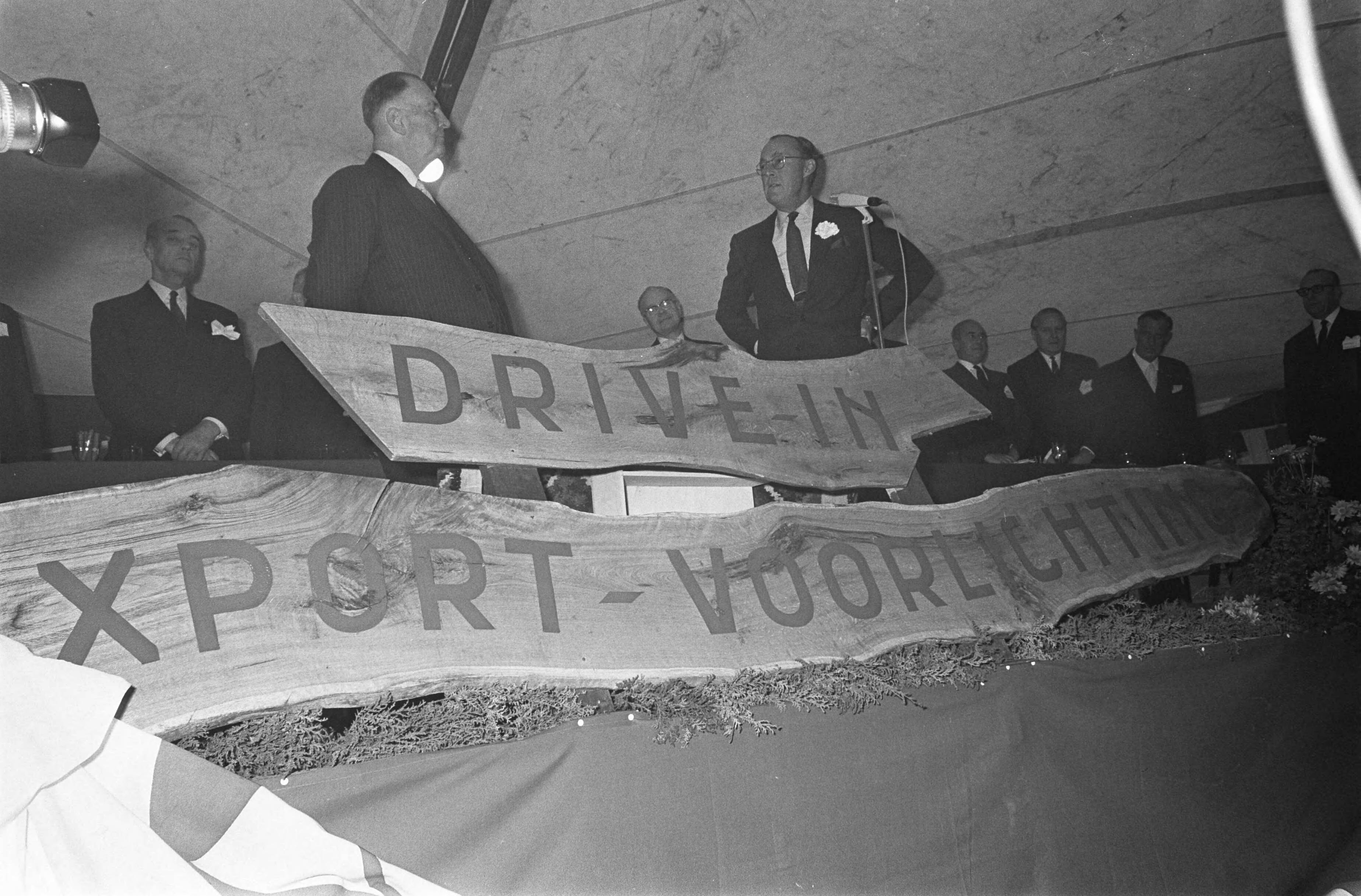 Fotocollectie Anefo — Prins Bernhard opende "Neclenburgh" drive-in voor Exportvoorlichting te Soest — Foto: Kroon, Ron / Anefo. Licentie: Set B: Rechtenvrij / Publiek Domein. Bron: Nationaal Archief. http://hdl.handle.net/10648/ab558454-d0b4-102d-bcf8-003048976d84