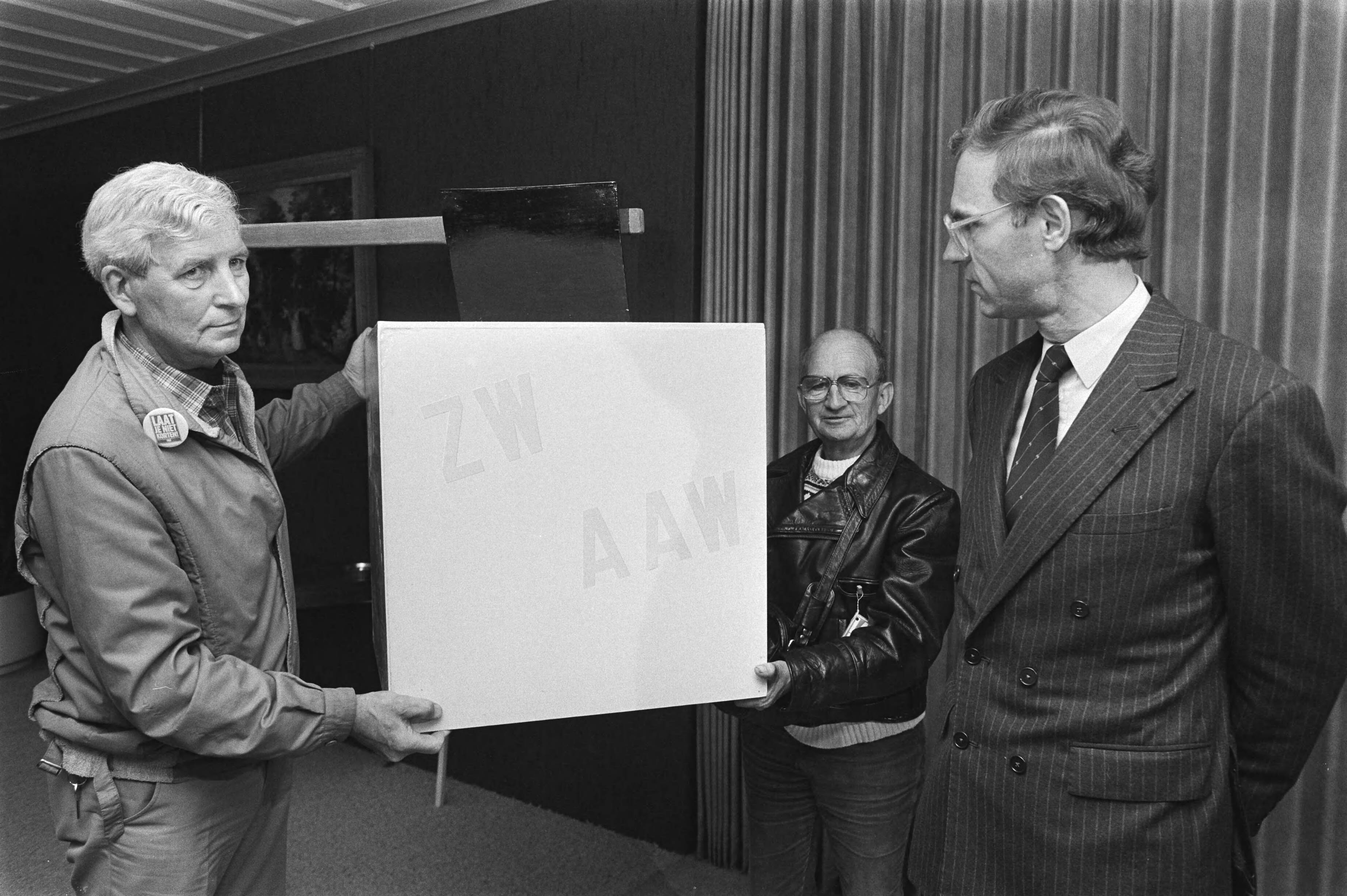 Fotocollectie Anefo — Acties tegen de 1 juli-maatregelen op Binnenhof Den Haag minister Ruding krijgt "Botte bijl" — Foto: Croes, Rob C. / Anefo. Licentie: Set B: Rechtenvrij / Publiek Domein. Bron: Nationaal Archief. http://hdl.handle.net/10648/ad39246a-d0b4-102d-bcf8-003048976d84