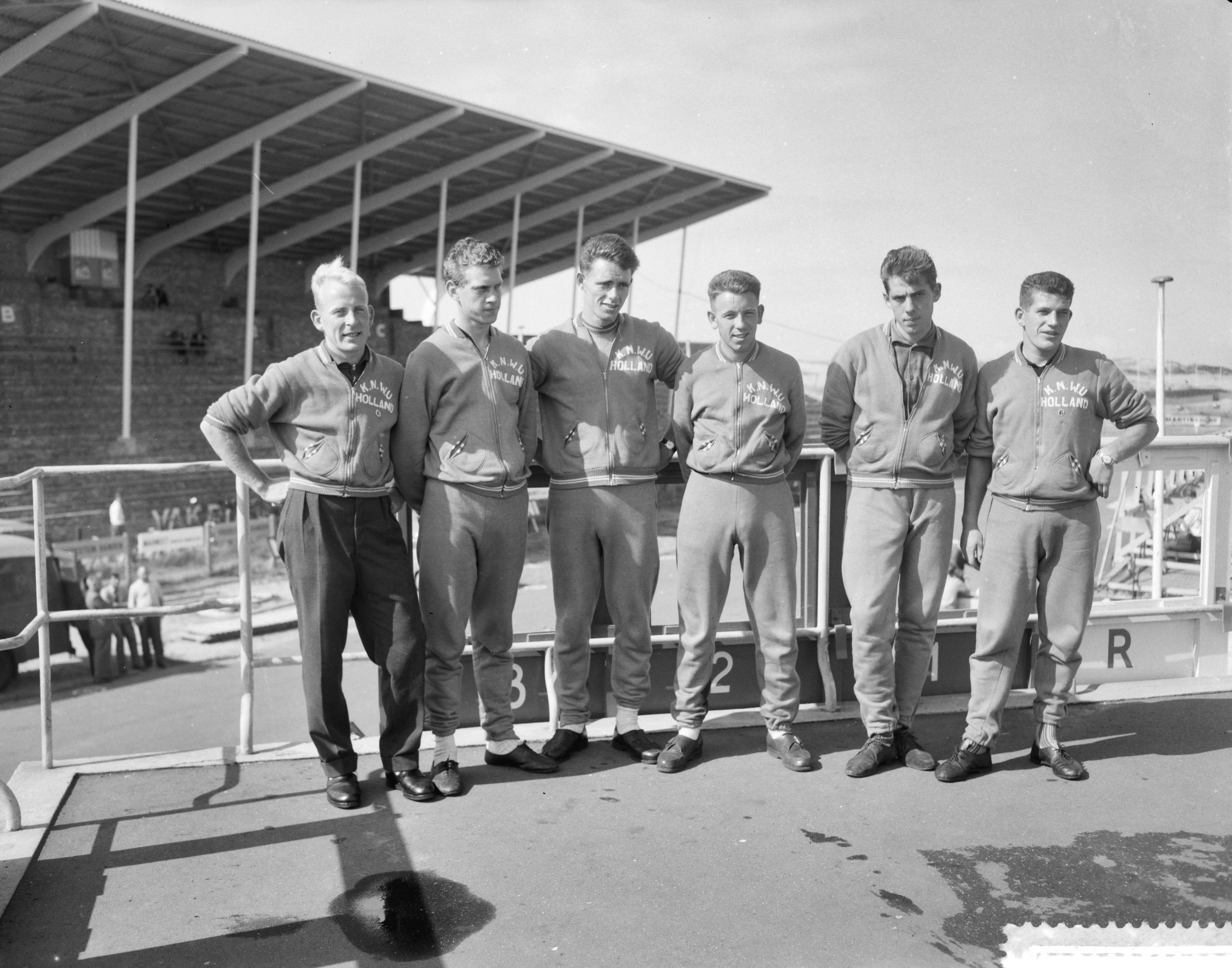 Fotocollectie Anefo — Voorbereidingen voor wereldkampioenschappen op de weg in Zandvoort. Amateurs. Nederlandse ploeg, v.l.n.r. Snijders, Zilverberg, Hugens, Maliepaard, Van Egmond en Enthoven — Foto: Bilsen, Joop van / Anefo. Licentie: Set B: Rechtenvrij / Publiek Domein. Bron: Nationaal Archief. http://hdl.handle.net/10648/a99b14ee-d0b4-102d-bcf8-003048976d84