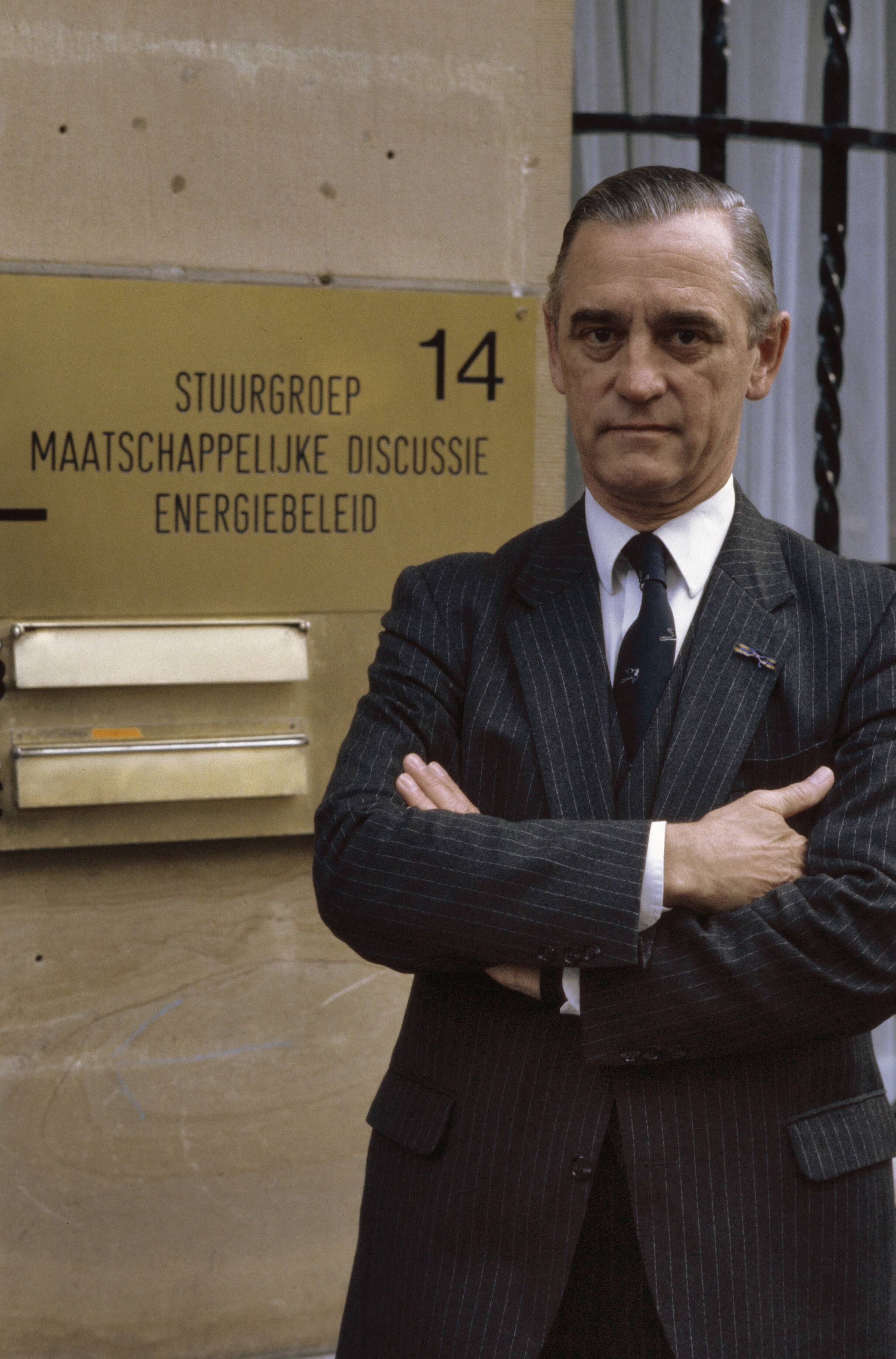 Fotocollectie Anefo — Jhr.mr. M.L. de Brauw , voorzitter van de Stuurgroep Maatschappelijke Discussie Energiebeleid voor zijn kantoor in Den Haag — Foto: Croes, Rob C. / Anefo. Licentie: Set B: Rechtenvrij / Publiek Domein. Bron: Nationaal Archief. http://hdl.handle.net/10648/ad8abc44-d0b4-102d-bcf8-003048976d84
