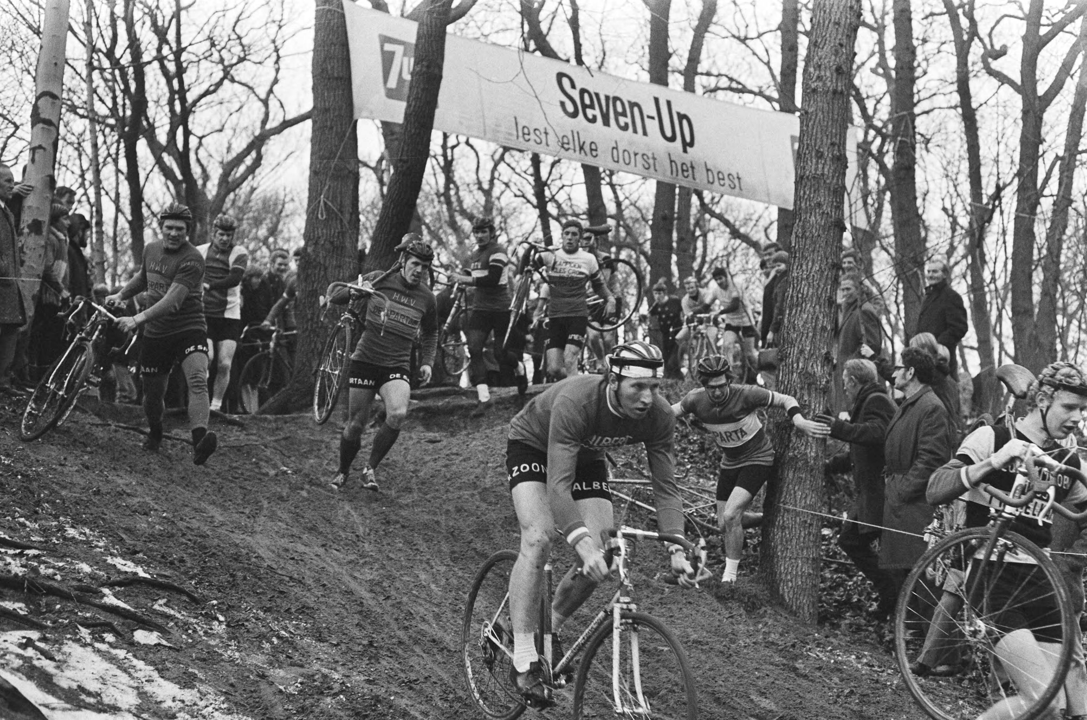 Fotocollectie Anefo — Wielercross "Katerkoers", Den Haag — Foto: Evers, Joost / Anefo. Licentie: Set B: Rechtenvrij / Publiek Domein. Bron: Nationaal Archief. http://hdl.handle.net/10648/abaef098-d0b4-102d-bcf8-003048976d84