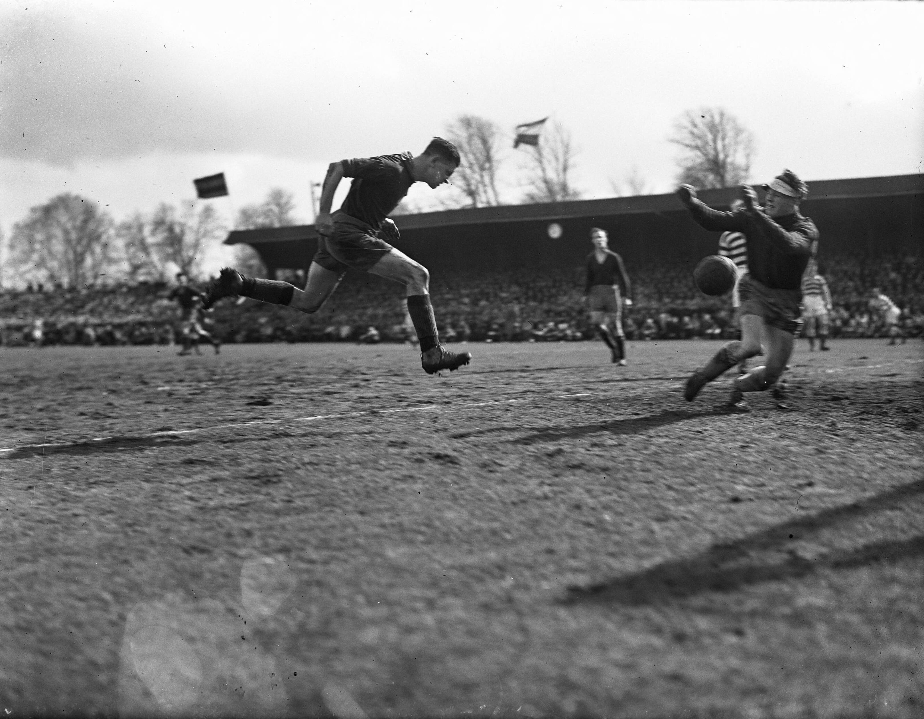 Fotocollectie Anefo — Voetbal. Haarlem tegen Blauw-Wit (3-1). Spelmoment — Foto: Noske, J.D. / Anefo. Licentie: Set B: Rechtenvrij / Publiek Domein. Bron: Nationaal Archief. http://hdl.handle.net/10648/a8a652b0-d0b4-102d-bcf8-003048976d84