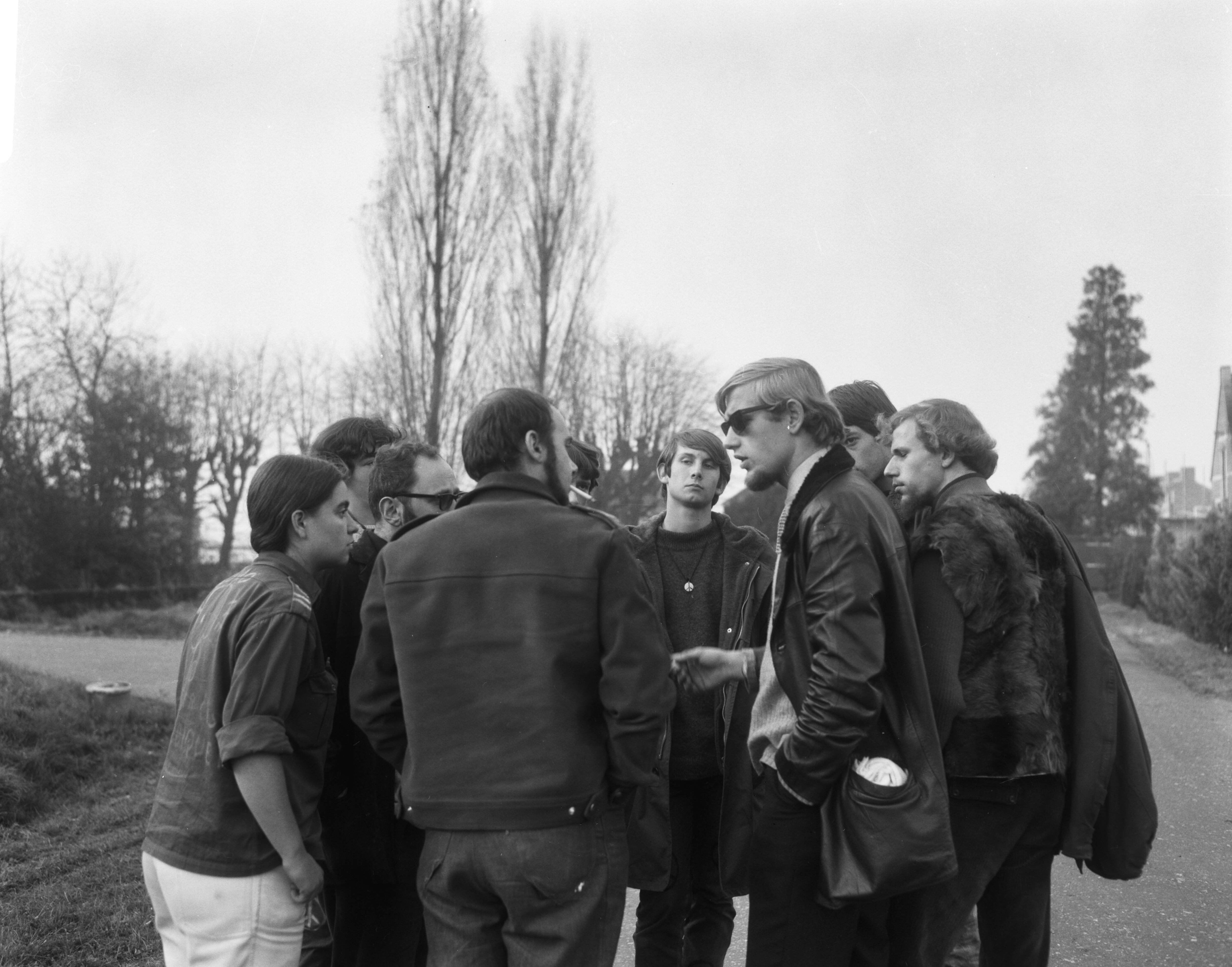 Provo's houden internationaal concilie in kasteel Borgharen te Maastricht — provo's|Provo|Maastricht|Limburg|Borgharen — Foto: Bilsen, Joop van / Anefo. Licentie: Set B: Rechtenvrij / Publiek Domein. Bron: Nationaal Archief. http://hdl.handle.net/10648/ab04d784-d0b4-102d-bcf8-003048976d84