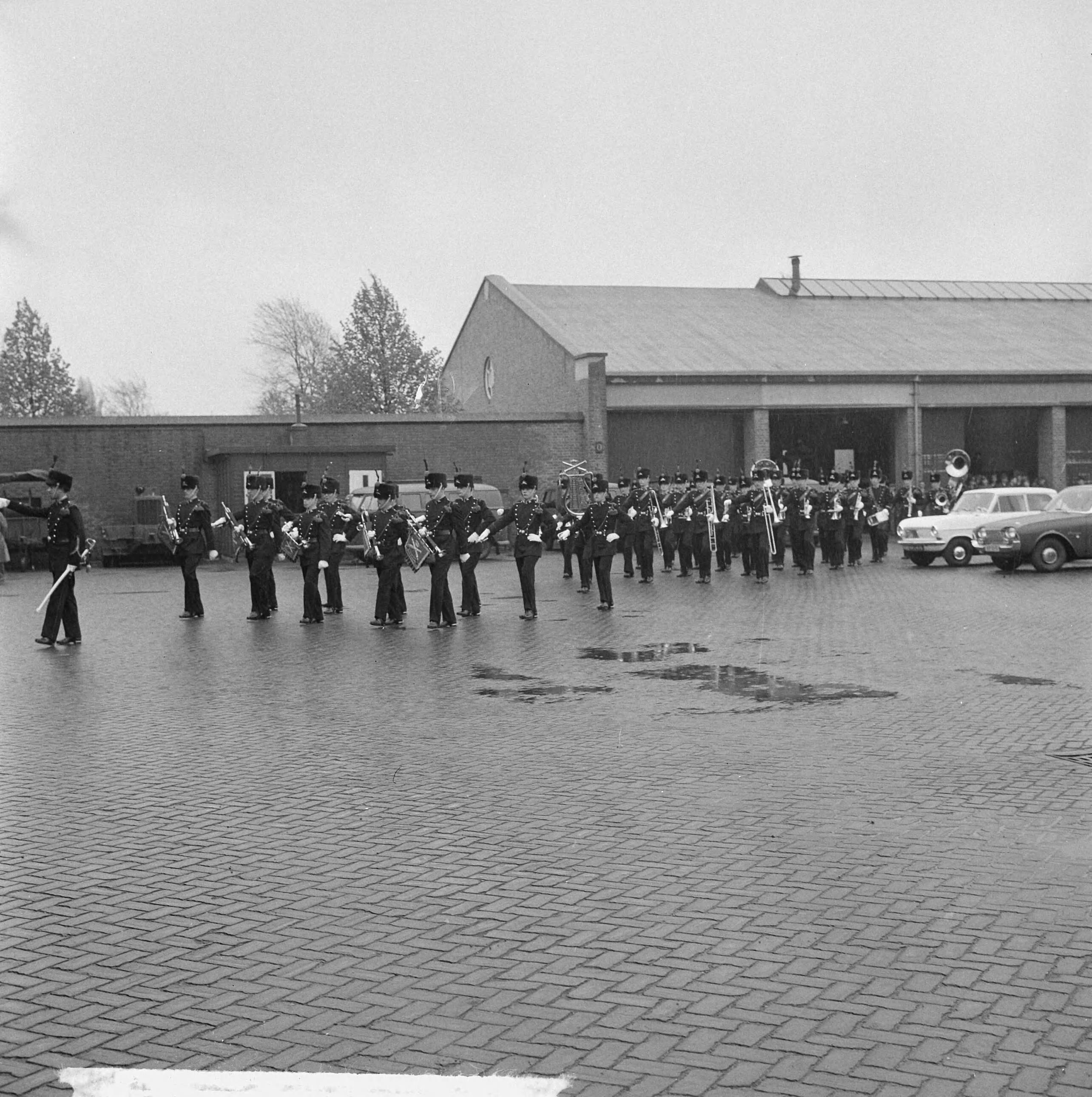 Fotocollectie Anefo — In de Chassé kazerne te Breda is het Artillerie Trompetterkorps officieel geïnstalleerd als fanfarekorps der Artillerie, door staatssecretaris J.C.E. Haex — Foto: Koch, Eric / Anefo. Licentie: Set B: Rechtenvrij / Publiek Domein. Bron: Nationaal Archief. http://hdl.handle.net/10648/aa679e56-d0b4-102d-bcf8-003048976d84