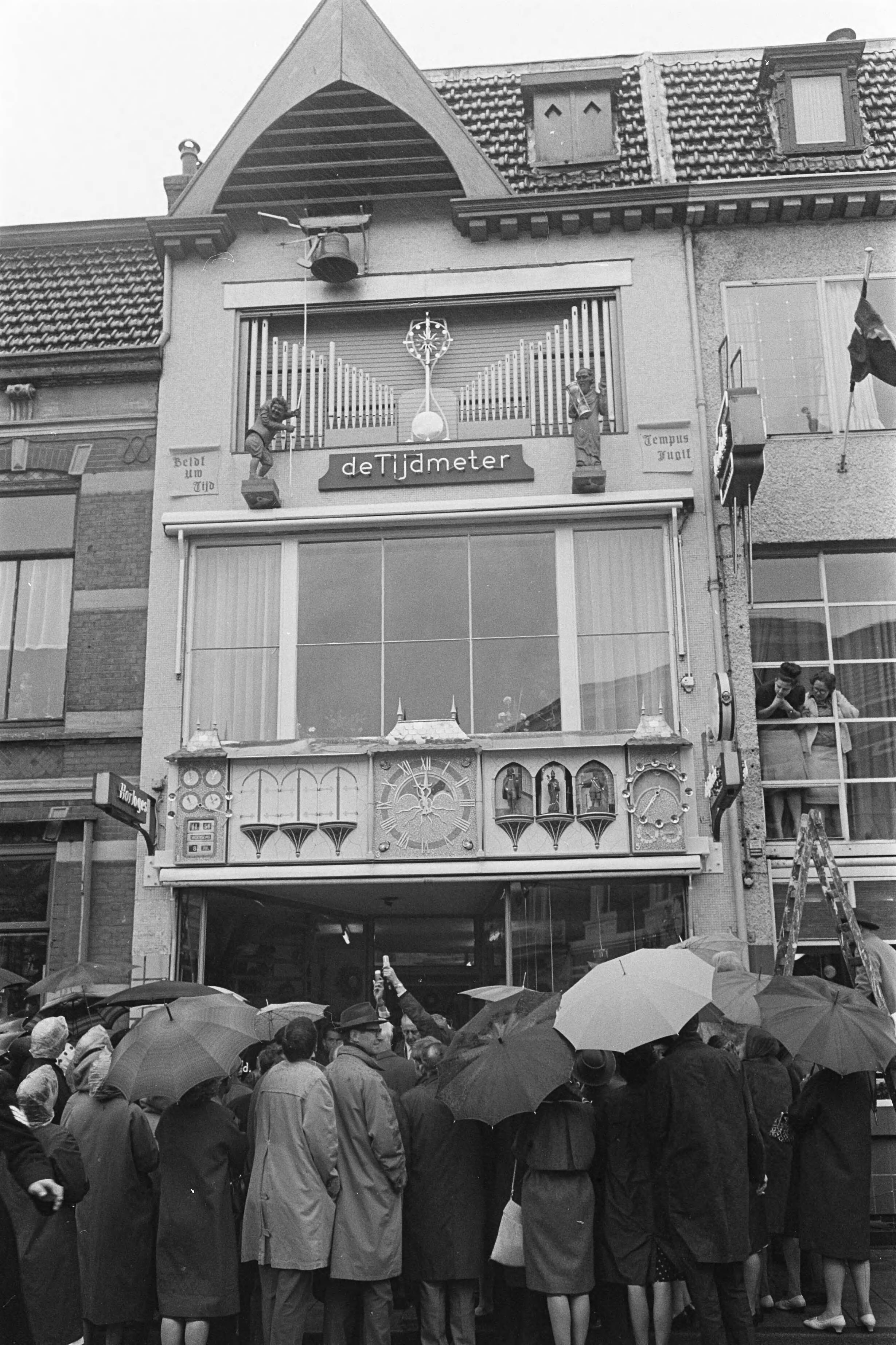 Fotocollectie Anefo — De burgemeester van Haarlem, mr. P.O.F.M. Cremers (niet zichtbaar) heeft de wereldklok in werking gesteld in de Wagenstraat 88 — Foto: Pot, Harry / Anefo (1). Licentie: Set B: Rechtenvrij / Publiek Domein. Bron: Nationaal Archief. http://hdl.handle.net/10648/aa7002ee-d0b4-102d-bcf8-003048976d84