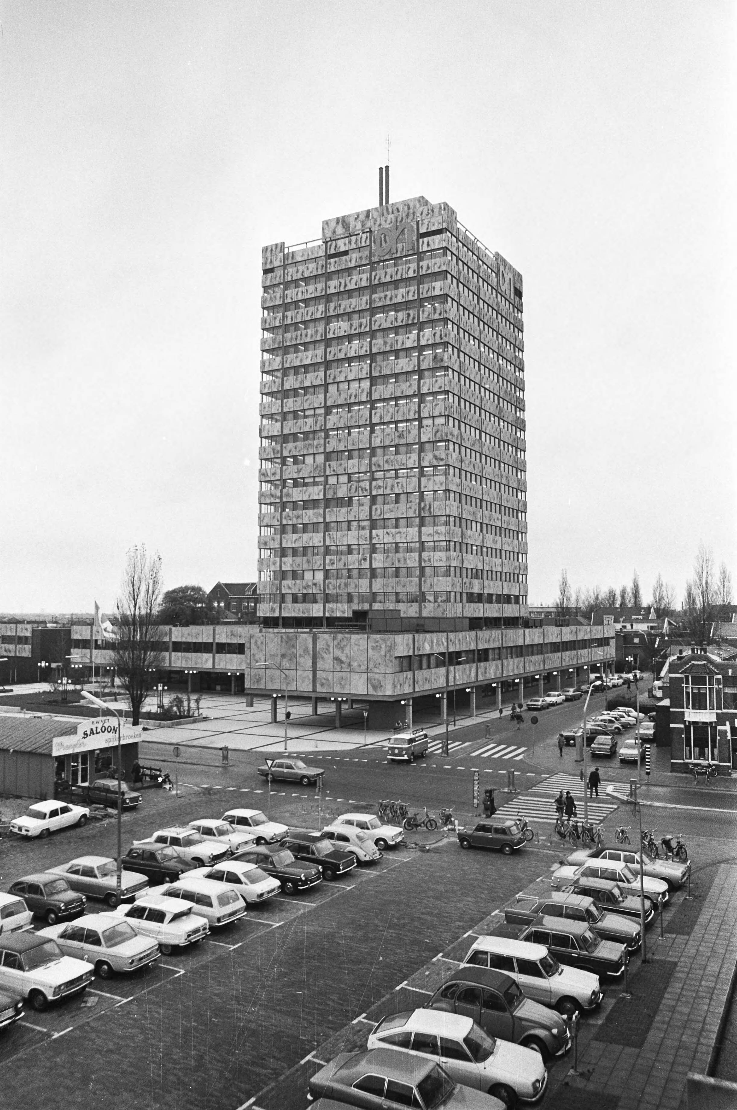 Fotocollectie Anefo — Opening hoofdkantoor Albert Heyn te Zaandam, exterieur — Foto: Punt, W. / Anefo. Licentie: Set B: Rechtenvrij / Publiek Domein. Bron: Nationaal Archief. http://hdl.handle.net/10648/abd7bd5c-d0b4-102d-bcf8-003048976d84