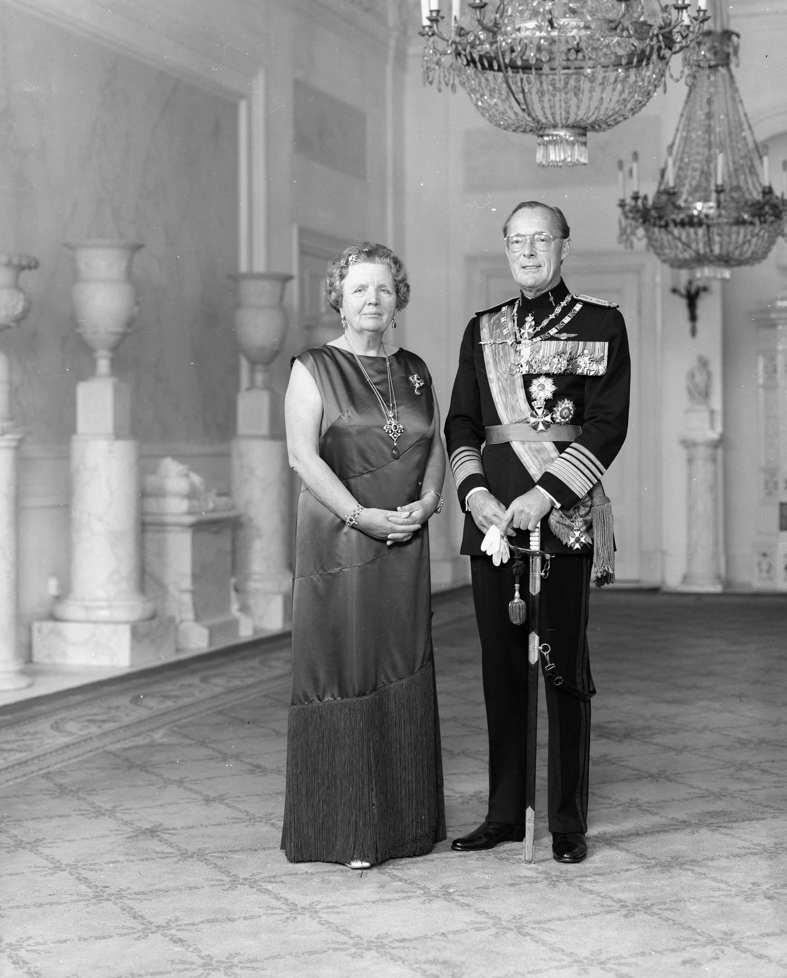 Fotocollectie RVD / Koninklijk Huis — Koningin Juliana en prins Bernhard, staande in paleis Soestdijk, 1971 — Foto: Koot, Max / RVD. Licentie: Set B: Rechtenvrij / Publiek Domein. Bron: Nationaal Archief. http://hdl.handle.net/10648/afb47e9c-d0b4-102d-bcf8-003048976d84