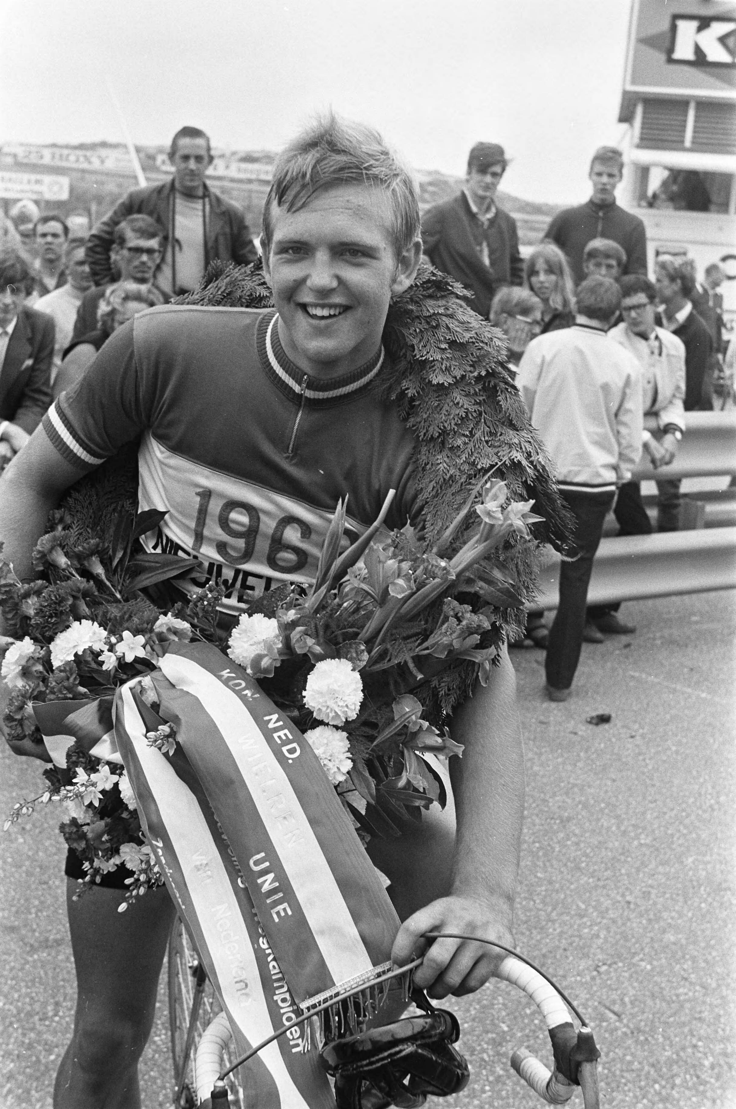 Nederlands Kampioenschap Wielrennen voor Nieuwelingen te Zandvoort — De kampioen H. Poppe — Foto: Fotograaf Onbekend / Anefo. Licentie: Set B: Rechtenvrij / Publiek Domein. Bron: Nationaal Archief. http://hdl.handle.net/10648/ab7289a0-d0b4-102d-bcf8-003048976d84