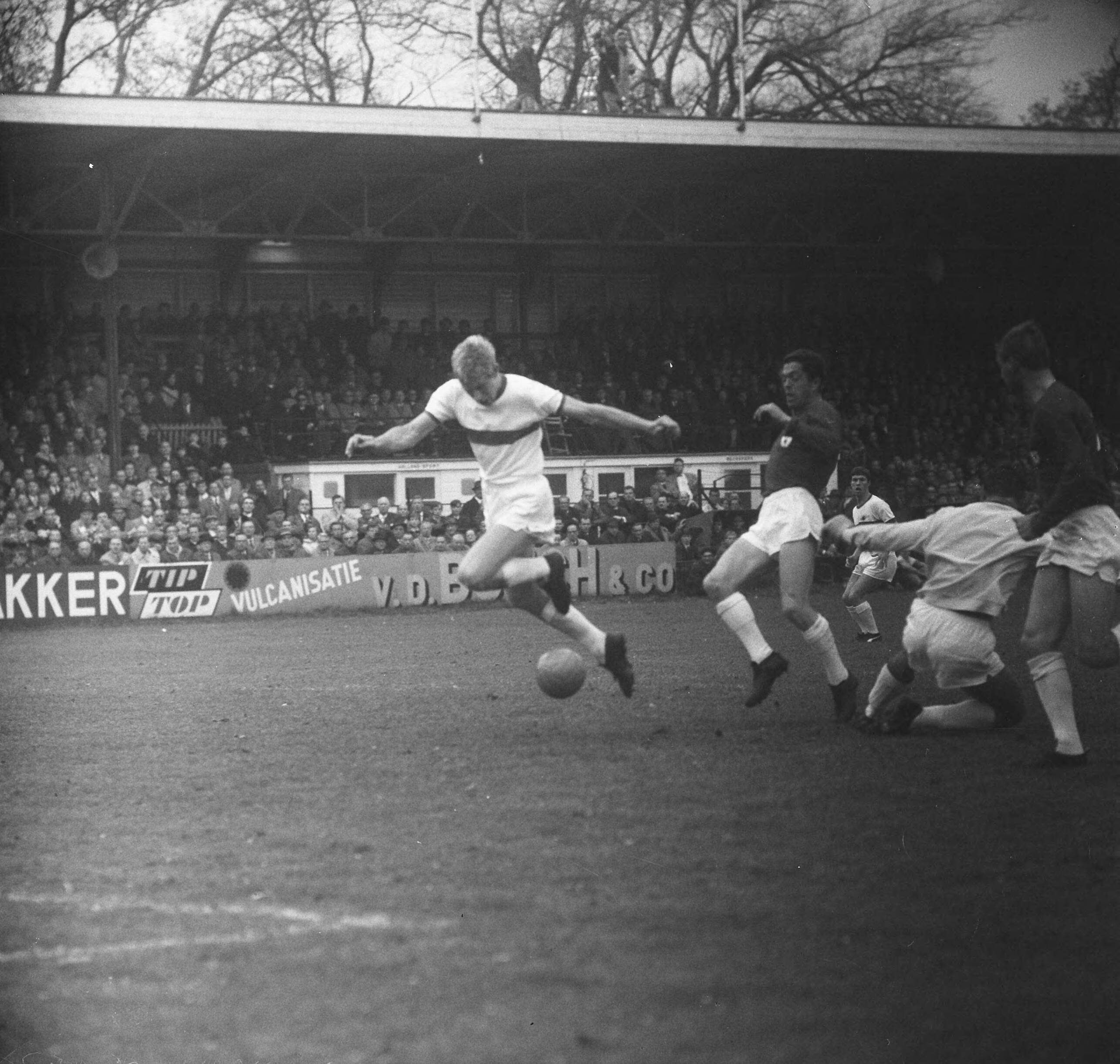 Voetbalwedstrijd Holland Sport - NEC te Den Haag: 3-2 — Spelmoment — Foto: Voets, Jan / Anefo. Licentie: Set B: Rechtenvrij / Publiek Domein. Bron: Nationaal Archief. http://hdl.handle.net/10648/ab033d70-d0b4-102d-bcf8-003048976d84