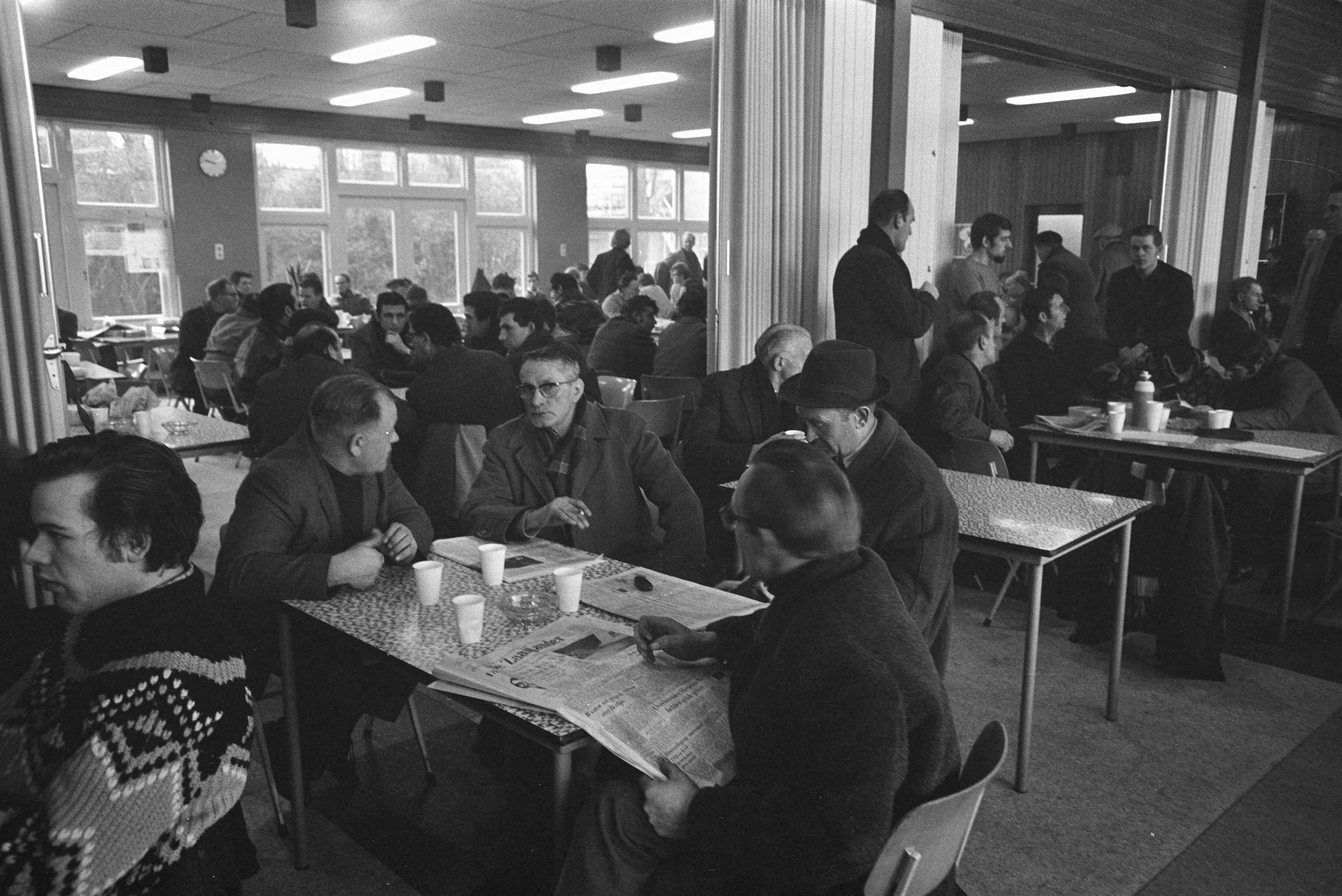 Fotocollectie Anefo — Werknemers van Honig in Koog aan de Zaan staken voor 1% duurtetoeslag en werktijdverkorting aan eind van de dag. Stakers in de kantine — Foto: Evers, Joost / Anefo. Licentie: Set B: Rechtenvrij / Publiek Domein. Bron: Nationaal Archief. http://hdl.handle.net/10648/ab8639be-d0b4-102d-bcf8-003048976d84