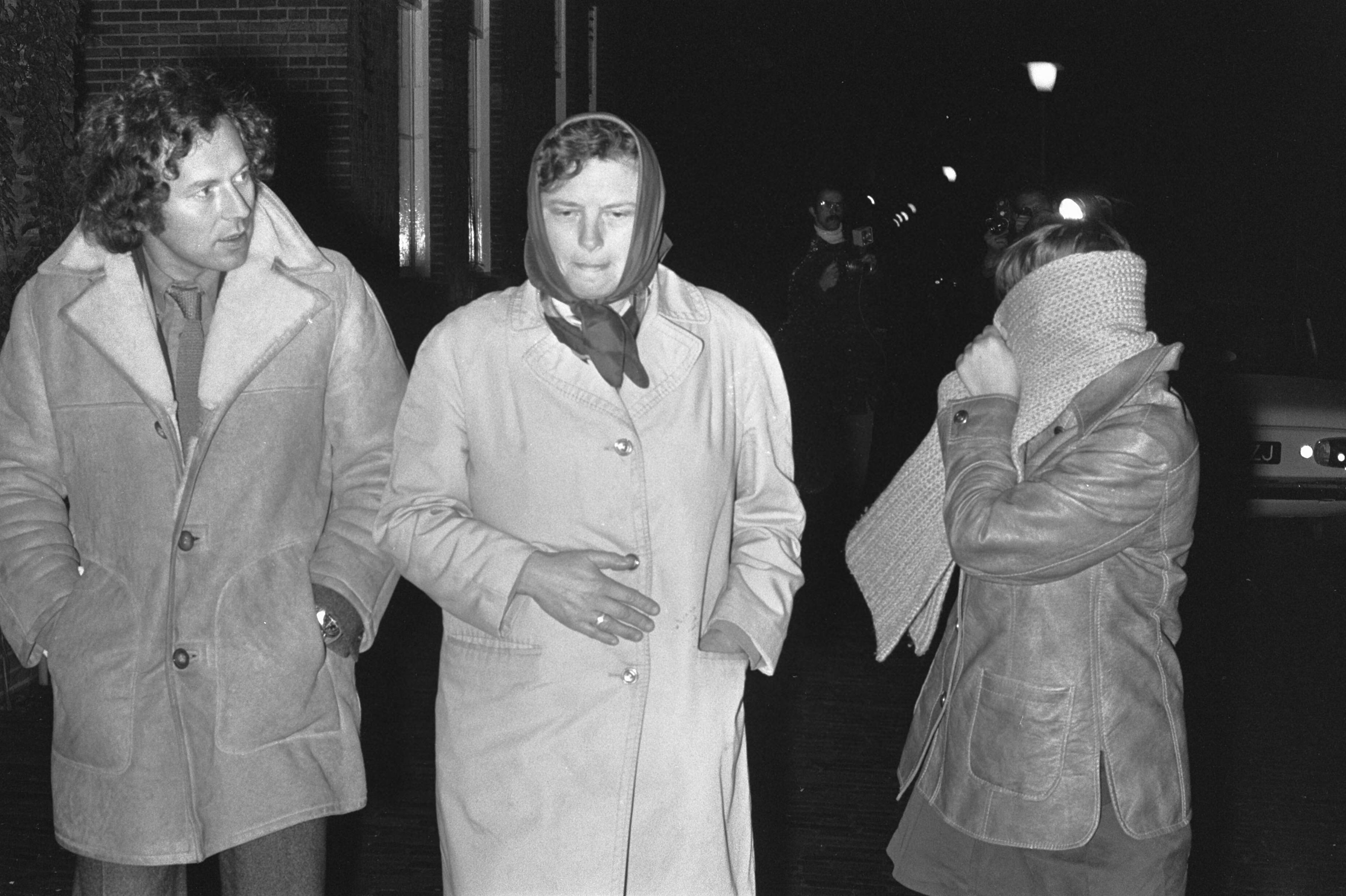 Fotocollectie Anefo — Gijzeling in gevangenis Scheveningen; familieleden van gegijzelden — Foto: Peters, Hans / Anefo. Licentie: Set B: Rechtenvrij / Publiek Domein. Bron: Nationaal Archief. http://hdl.handle.net/10648/ac591fbe-d0b4-102d-bcf8-003048976d84