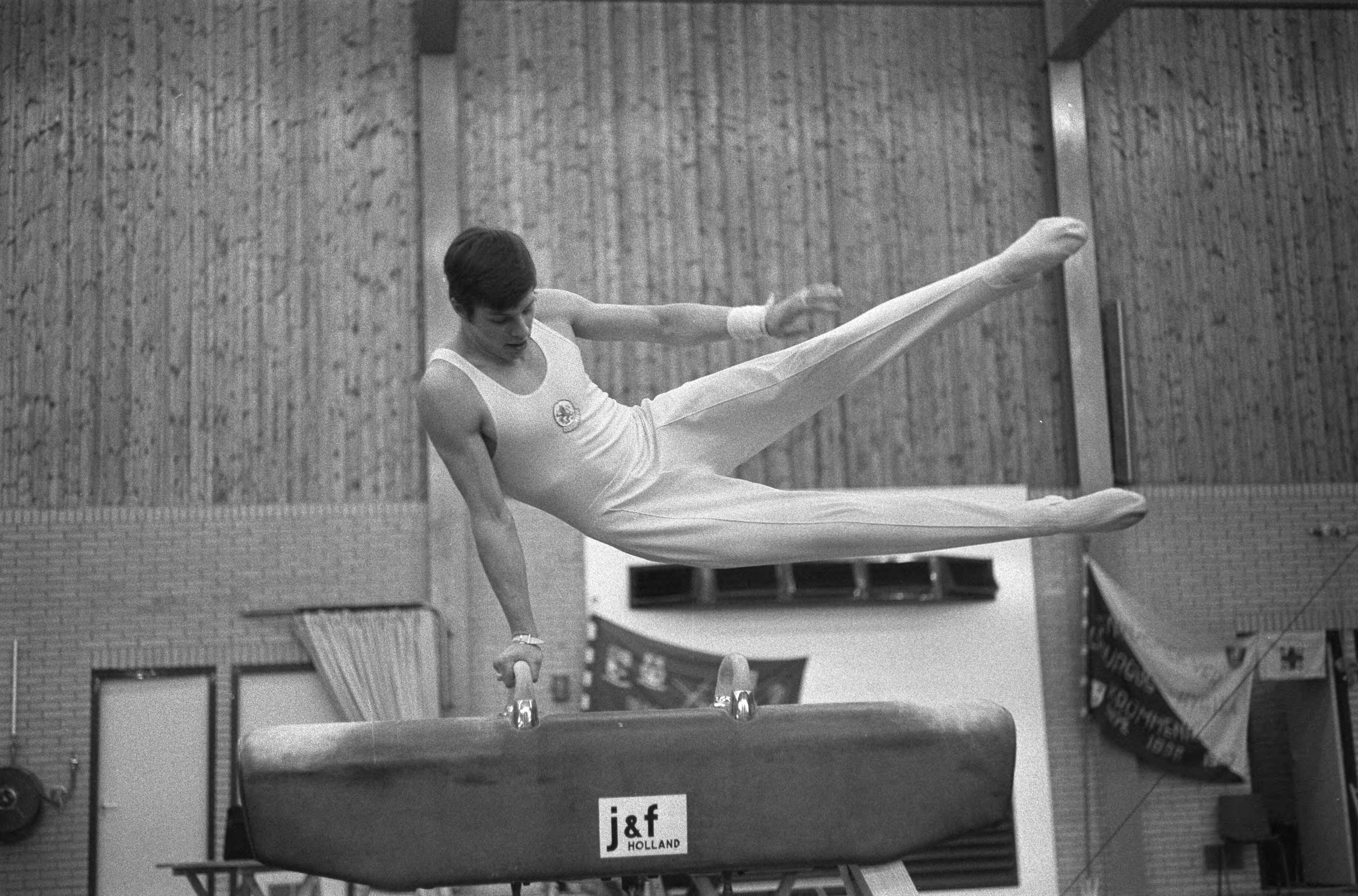 Fotocollectie Anefo — Nationale Kampioenschappen Turnen voor Heren te Krommenie. Winnaar bij de A jeugd Peter Karregat uit Volendam in aktie op het paard — Foto: Koch, Eric / Anefo. Licentie: Set B: Rechtenvrij / Publiek Domein. Bron: Nationaal Archief. http://hdl.handle.net/10648/ab63e0bc-d0b4-102d-bcf8-003048976d84