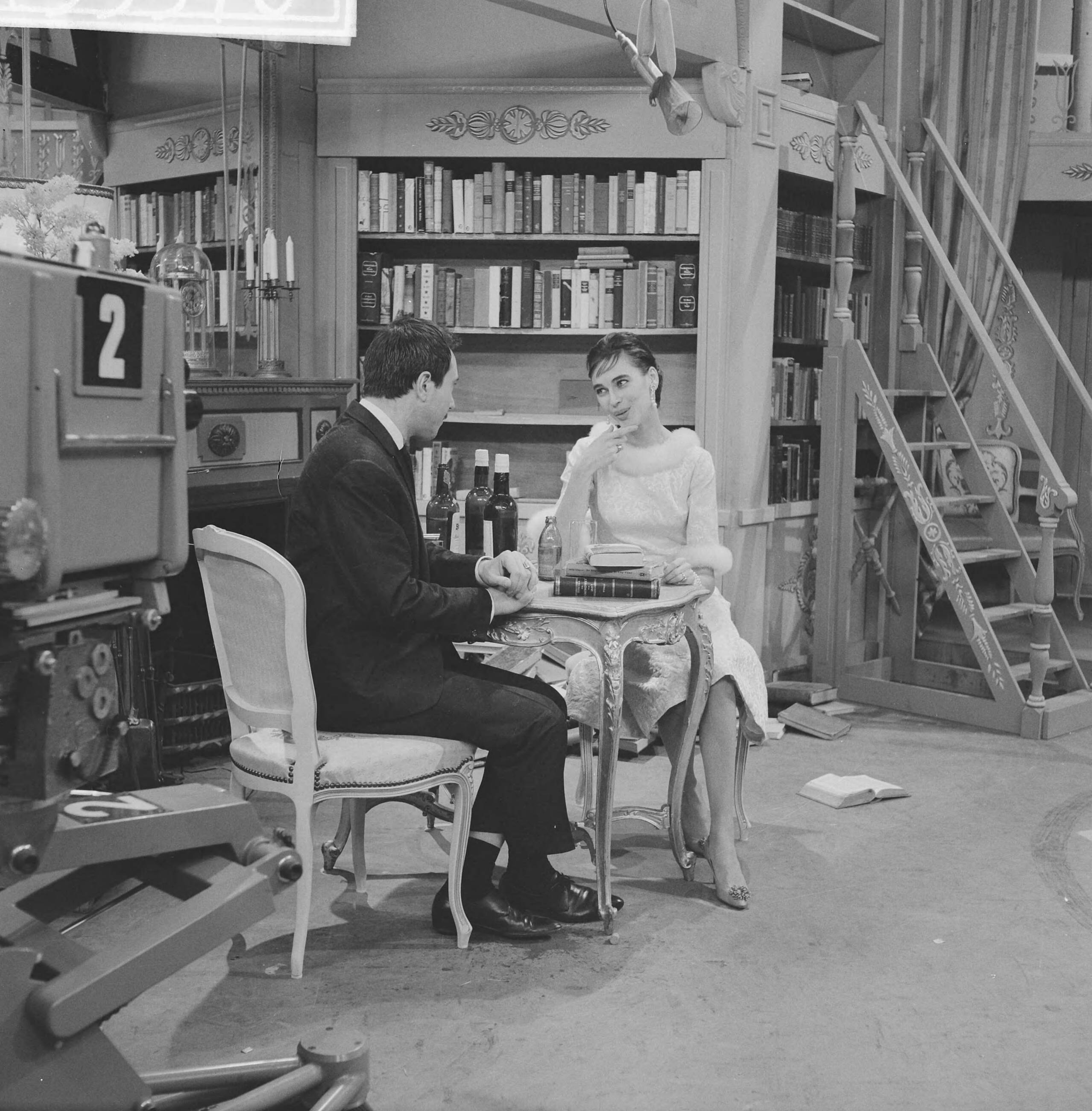 Fotocollectie Anefo — Televisieoperette "Mijn zusje en ik". Sigrid Koetse en Paul Cammermans — Foto: Gelderen, Hugo van / Anefo. Licentie: Set B: Rechtenvrij / Publiek Domein. Bron: Nationaal Archief. http://hdl.handle.net/10648/a9f2ba1e-d0b4-102d-bcf8-003048976d84