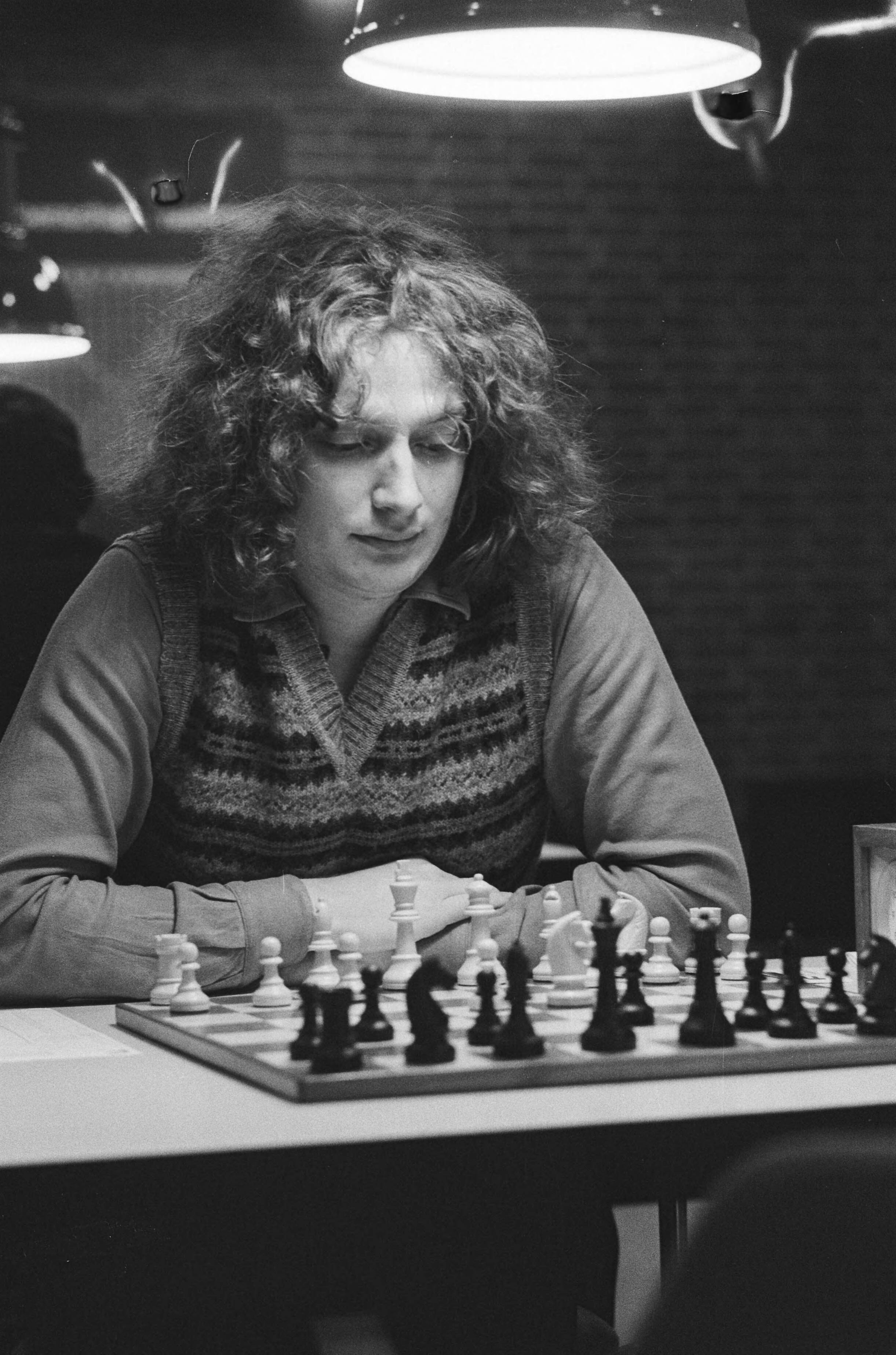 Nederlandse kampioenschappen schaken in Leeuwarden — Jan Timman achter het schaakbord — Foto: Croes, Rob C. / Anefo. Licentie: Set B: Rechtenvrij / Publiek Domein. Bron: Nationaal Archief. http://hdl.handle.net/10648/acc6233e-d0b4-102d-bcf8-003048976d84