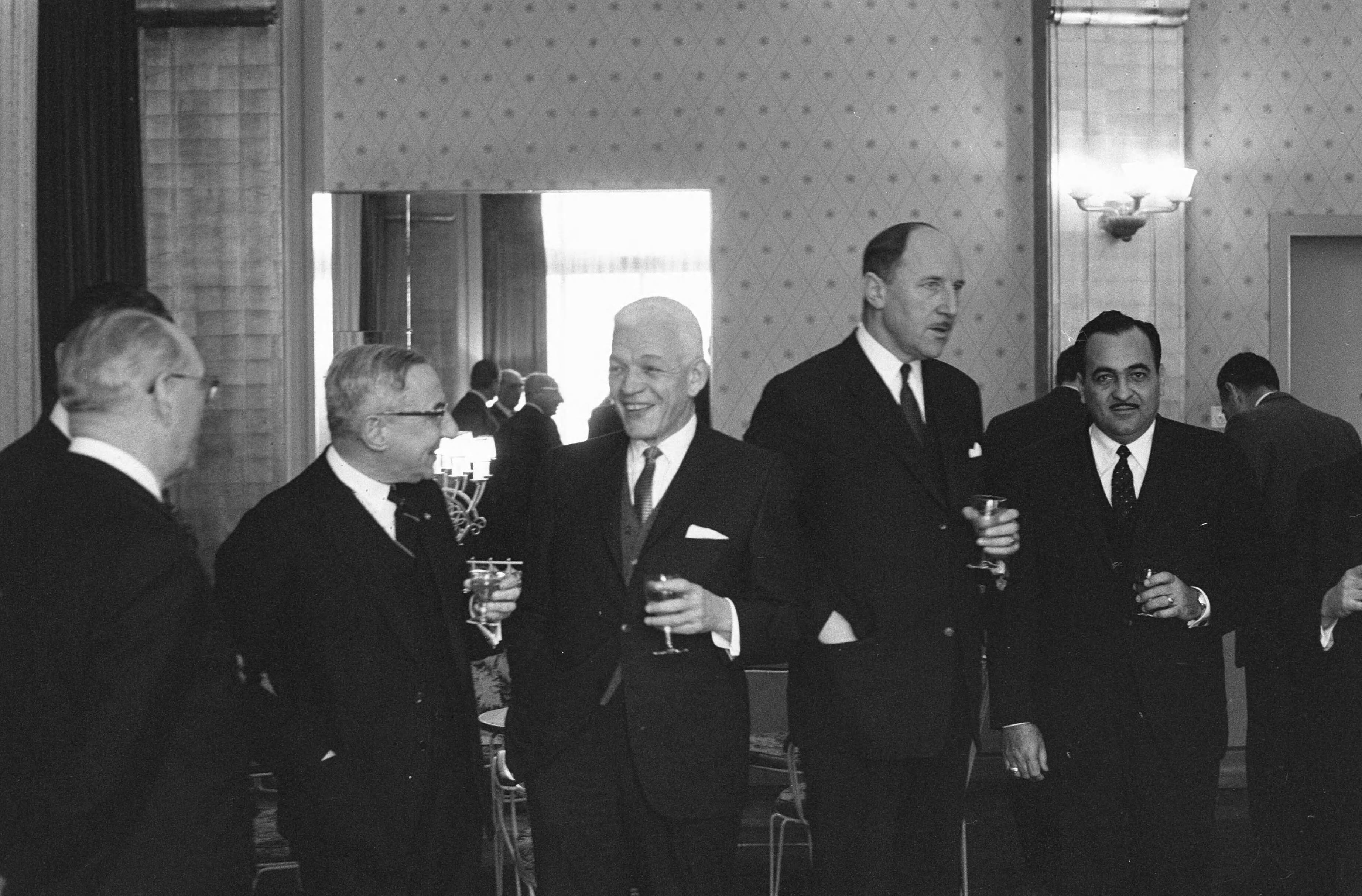 Fotocollectie Anefo — De regering bood de president van Dominicaanse Republiek lunch aan in Hotel de Witte Brug te Den Haag . V.l.n.r Z. E. Diego Bordas , De Quay , Juan Bosch , — Foto: Gelderen, Hugo van / Anefo. Licentie: Set B: Rechtenvrij / Publiek Domein. Bron: Nationaal Archief. http://hdl.handle.net/10648/aa29b6f4-d0b4-102d-bcf8-003048976d84