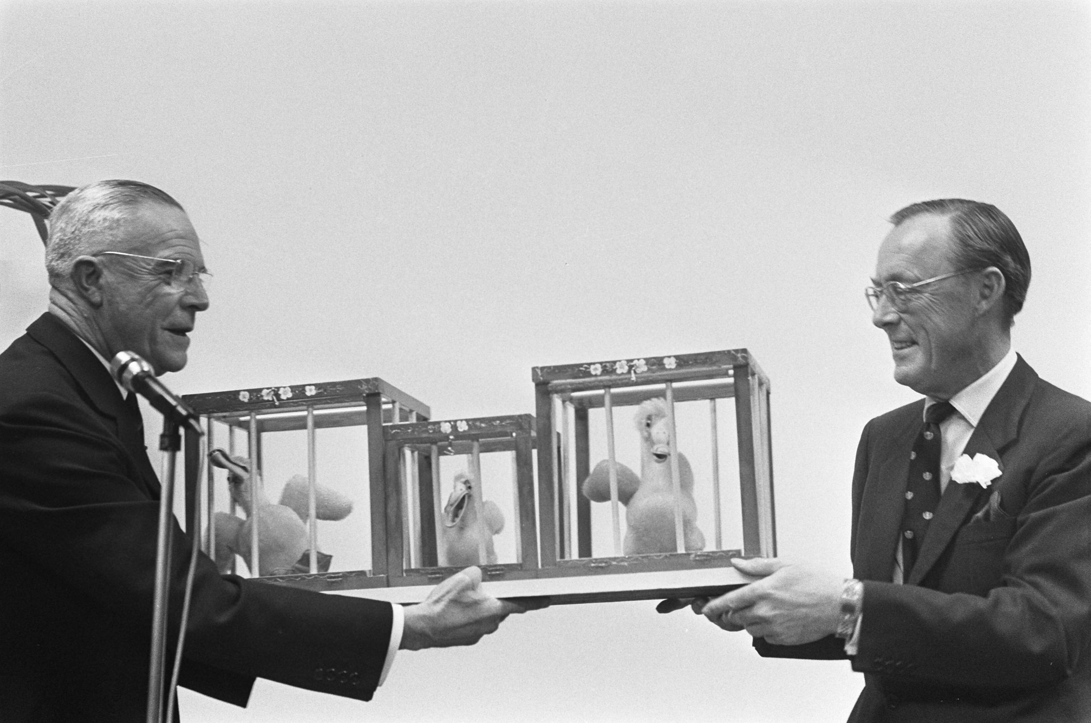 Fotocollectie Anefo — Opening hoofdkantoor "Olvek van 1879" te den Haag Prins Bernhard ontvangt enige pelikanen voor zijn kleinzoon / — Foto: Kroon, Ron / Anefo. Licentie: Set B: Rechtenvrij / Publiek Domein. Bron: Nationaal Archief. http://hdl.handle.net/10648/ab5838ac-d0b4-102d-bcf8-003048976d84
