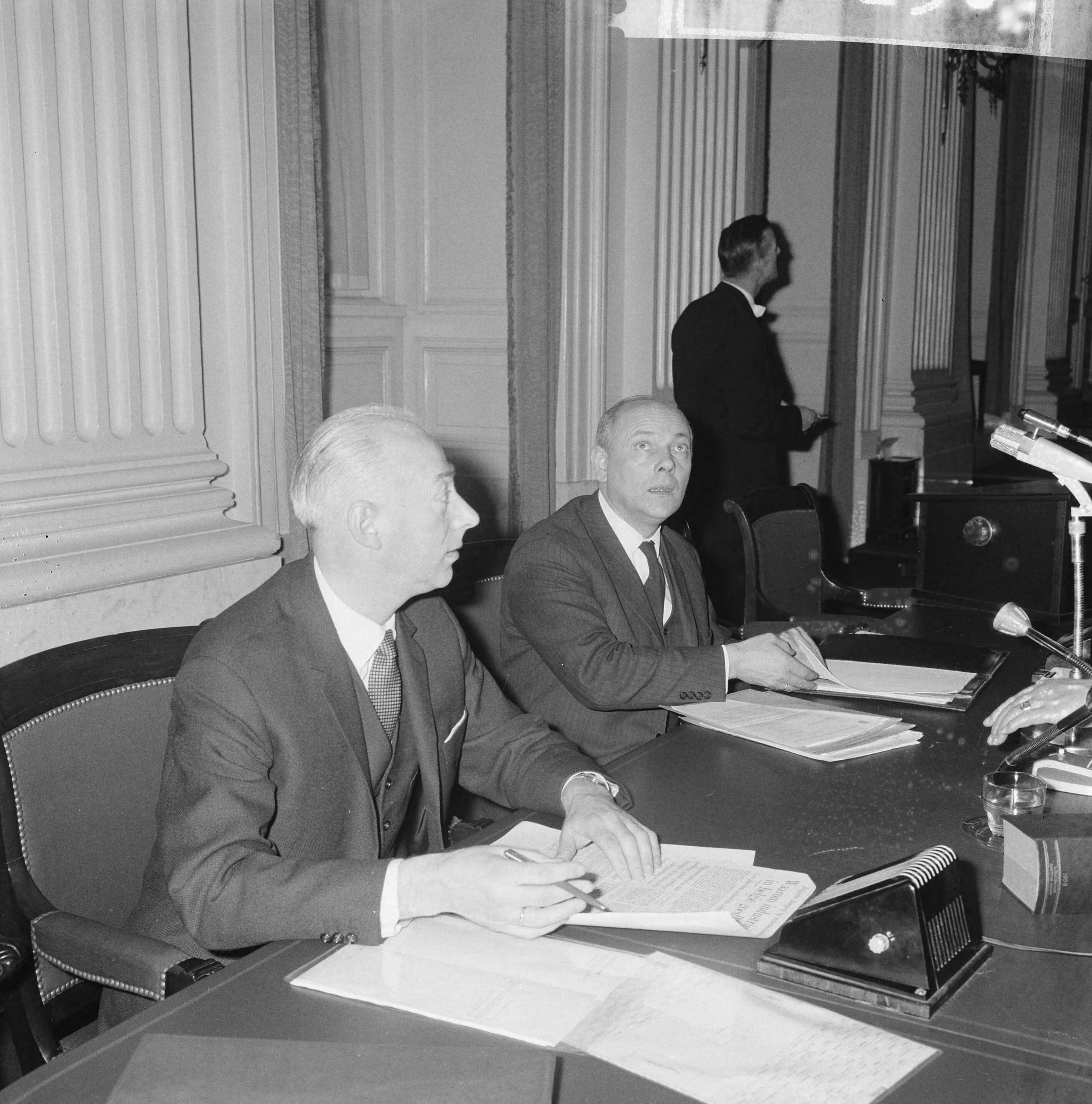 Fotocollectie Anefo — Behandeling mijnen Limburg in Tweede Kamer , Minister drs. J.M. den Uyl (rechts) met staatssecretaris Bakker achter regeringstafel — Foto: Nijs, Jac. de / Anefo. Licentie: Set B: Rechtenvrij / Publiek Domein. Bron: Nationaal Archief. http://hdl.handle.net/10648/aadc8702-d0b4-102d-bcf8-003048976d84