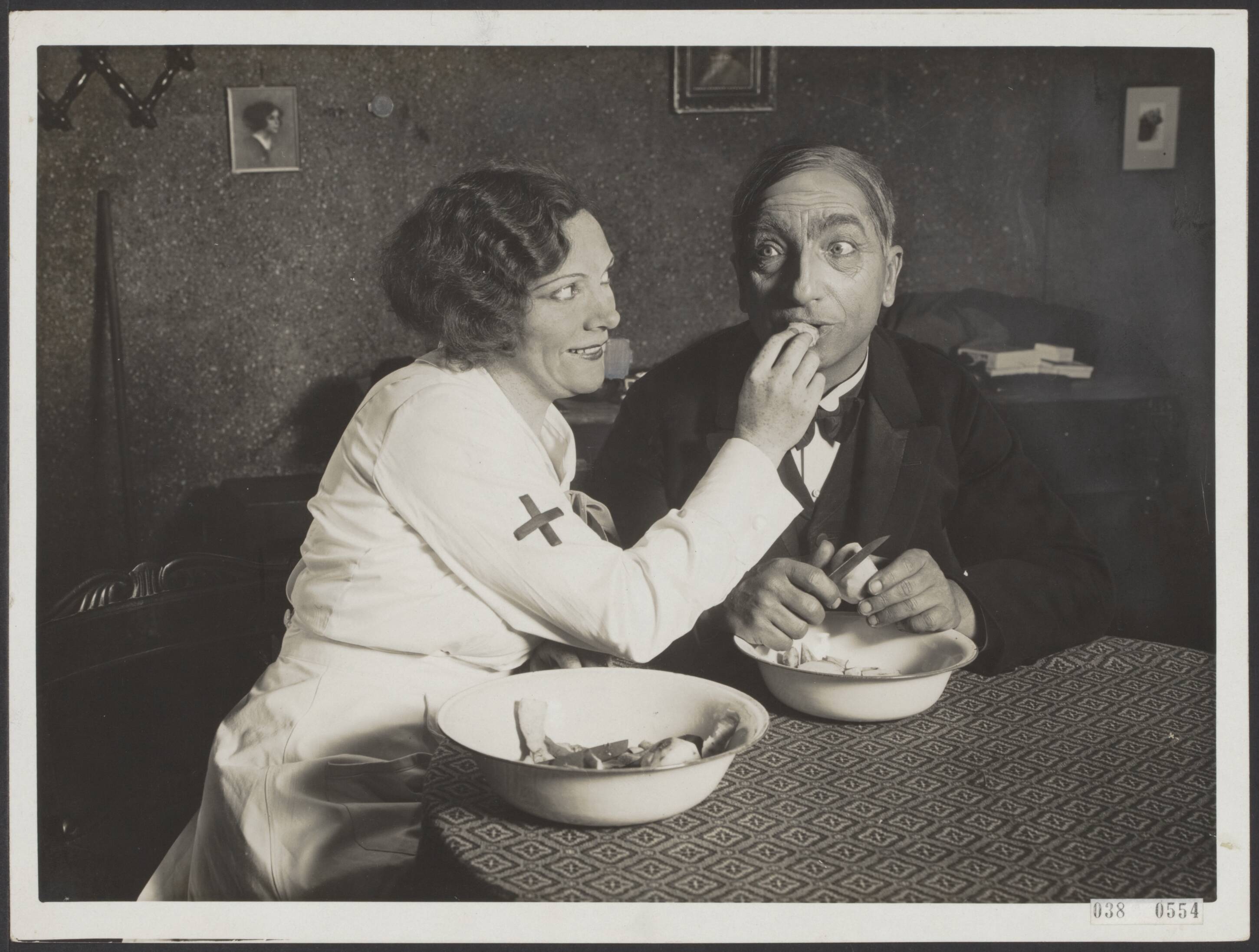 Fotocollectie Elsevier Binnenland — Morgen gaat te Amsterdam de première bij het Schouwtoneel van "Jaro's geluk" van L. Herz en A. Friedmann. Jan Musch en Annie Verhulst (hoofdrol) in de appelenschuur — Foto: N.V. Polygoon. Licentie: Set B: Rechtenvrij / Publiek Domein. Bron: Nationaal Archief. http://hdl.handle.net/10648/adf1ee32-d0b4-102d-bcf8-003048976d84