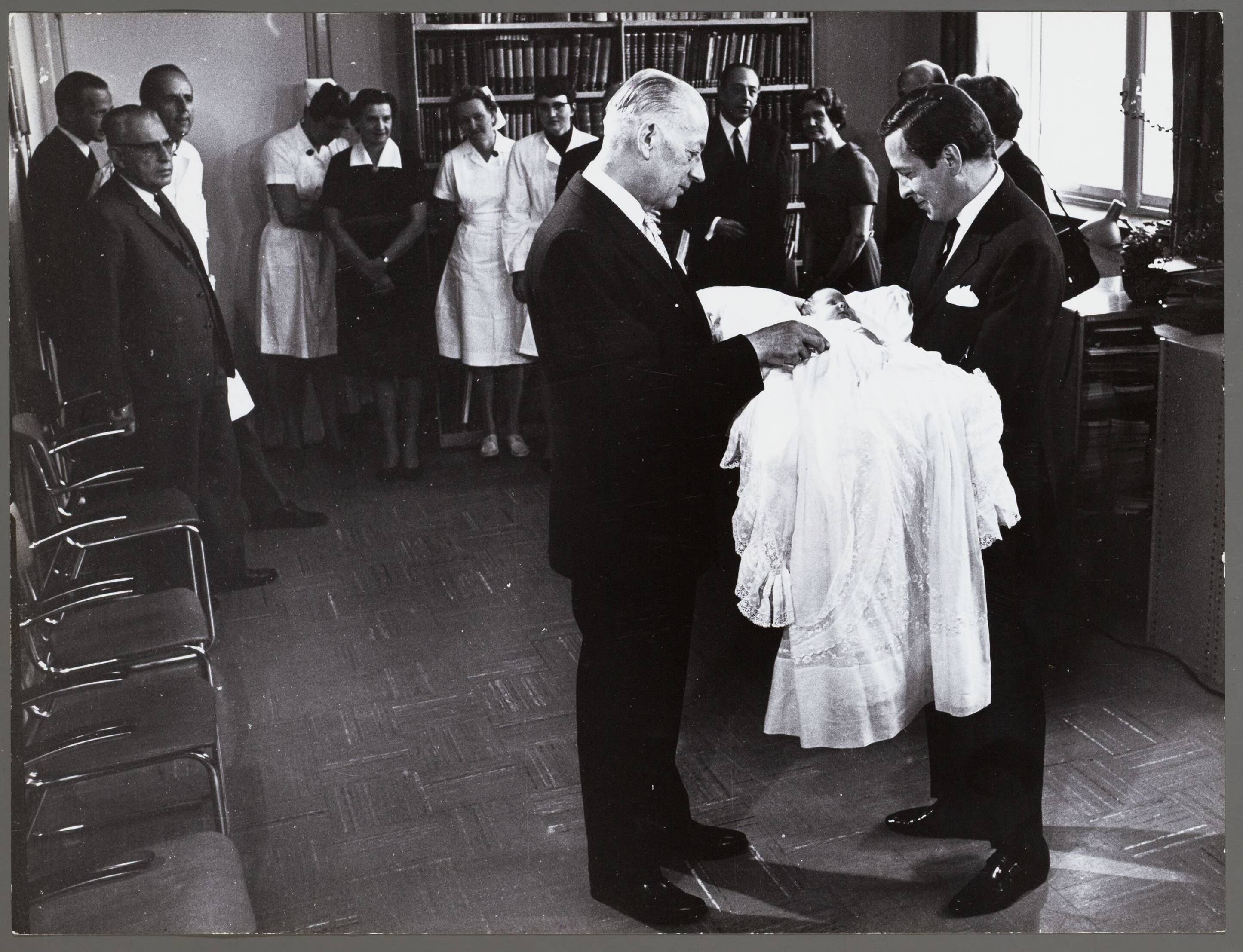 Fotocollectie RVD / Koninklijk Huis — Prins Constantijn met Prins Claus en de burgemeester van Utrecht De Ranitz in het Academisch Ziekenhuis Utrecht op 14 oktober 1969. Op de achtergrond verpleegsters en doktoren. — Foto: Nationaal Foto Persbureau / RVD. Licentie: Set B: Rechtenvrij / Publiek Domein. Bron: Nationaal Archief. http://hdl.handle.net/10648/afaeb548-d0b4-102d-bcf8-003048976d84