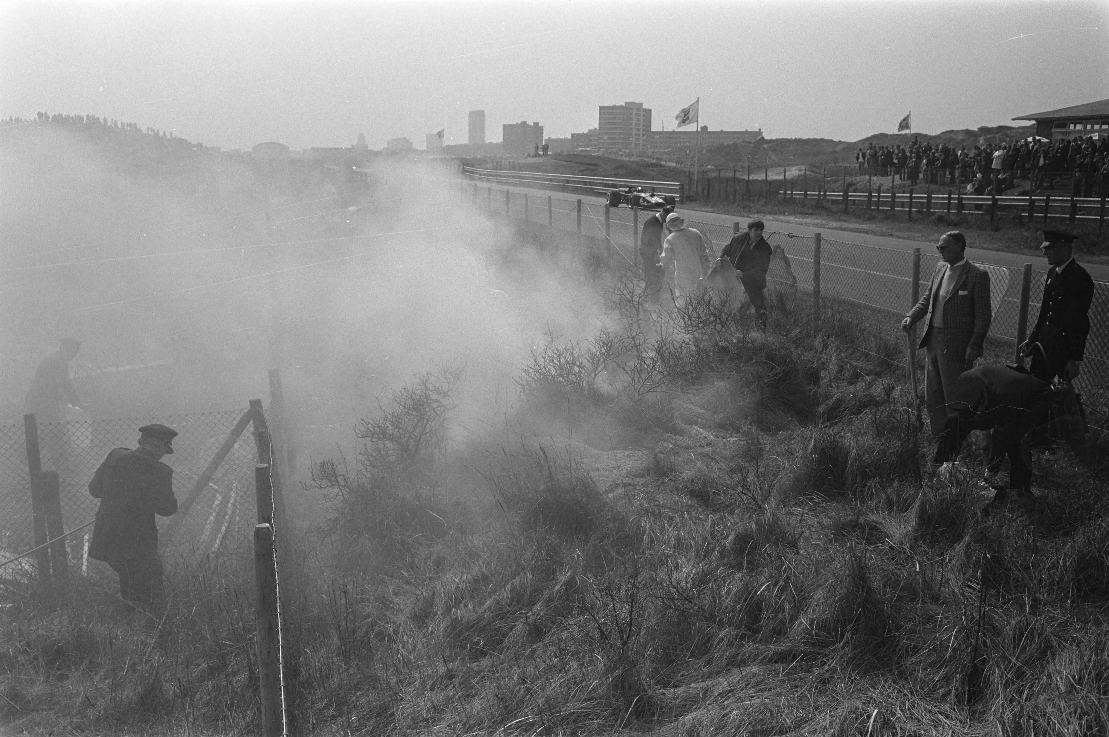 Formule 5000-races 1970 te Zandvoort — Duinbrandje tijdens de race — Foto: Fotograaf Onbekend / Anefo. Licentie: Set B: Rechtenvrij / Publiek Domein. Bron: Nationaal Archief. http://hdl.handle.net/10648/ab948cda-d0b4-102d-bcf8-003048976d84
