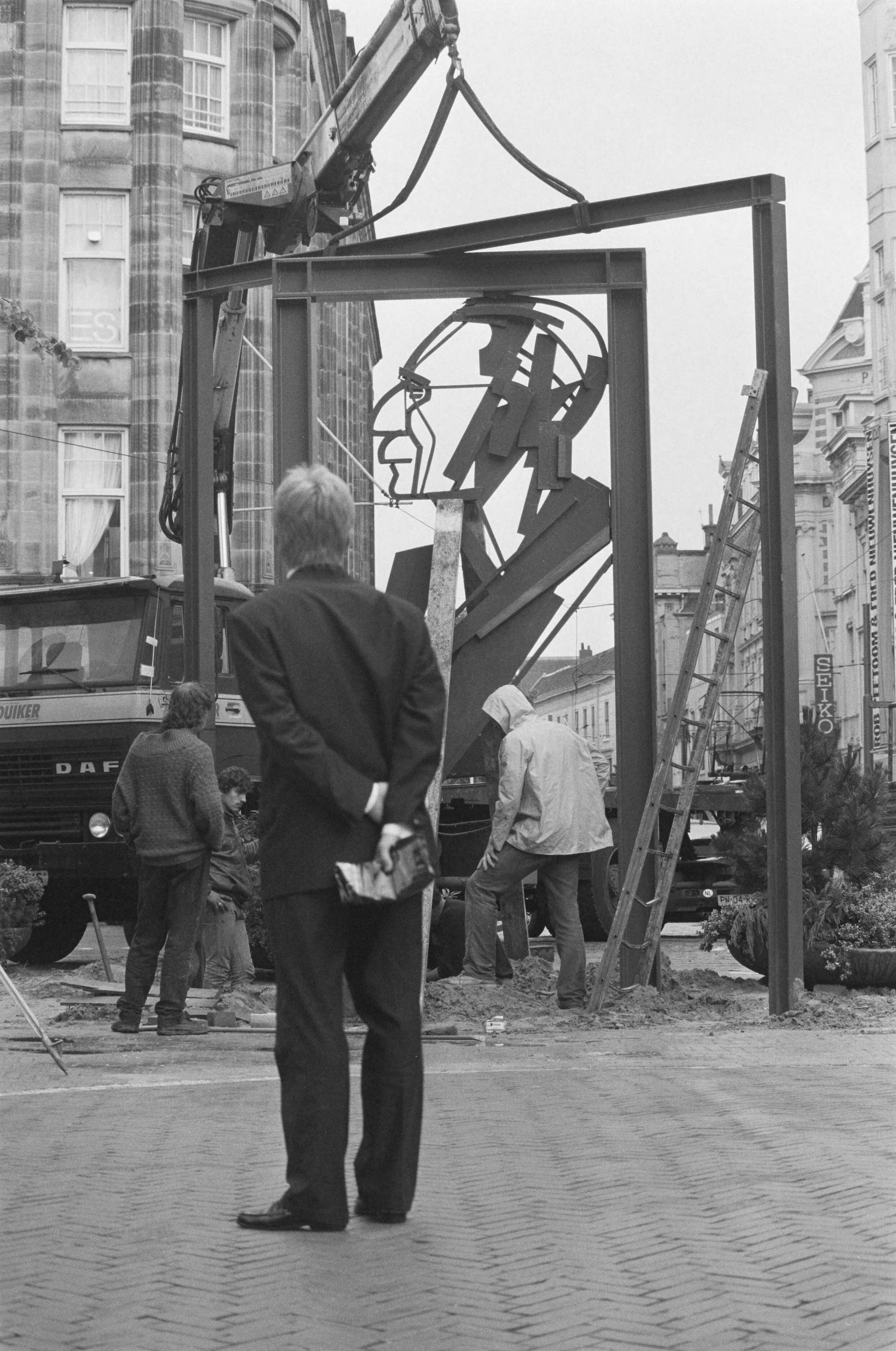 Fotocollectie Anefo — Plaatsing monument Willem Drees in Den Haag — Foto: Croes, Rob C. / Anefo. Licentie: Set B: Rechtenvrij / Publiek Domein. Bron: Nationaal Archief. http://hdl.handle.net/10648/ad6bc294-d0b4-102d-bcf8-003048976d84