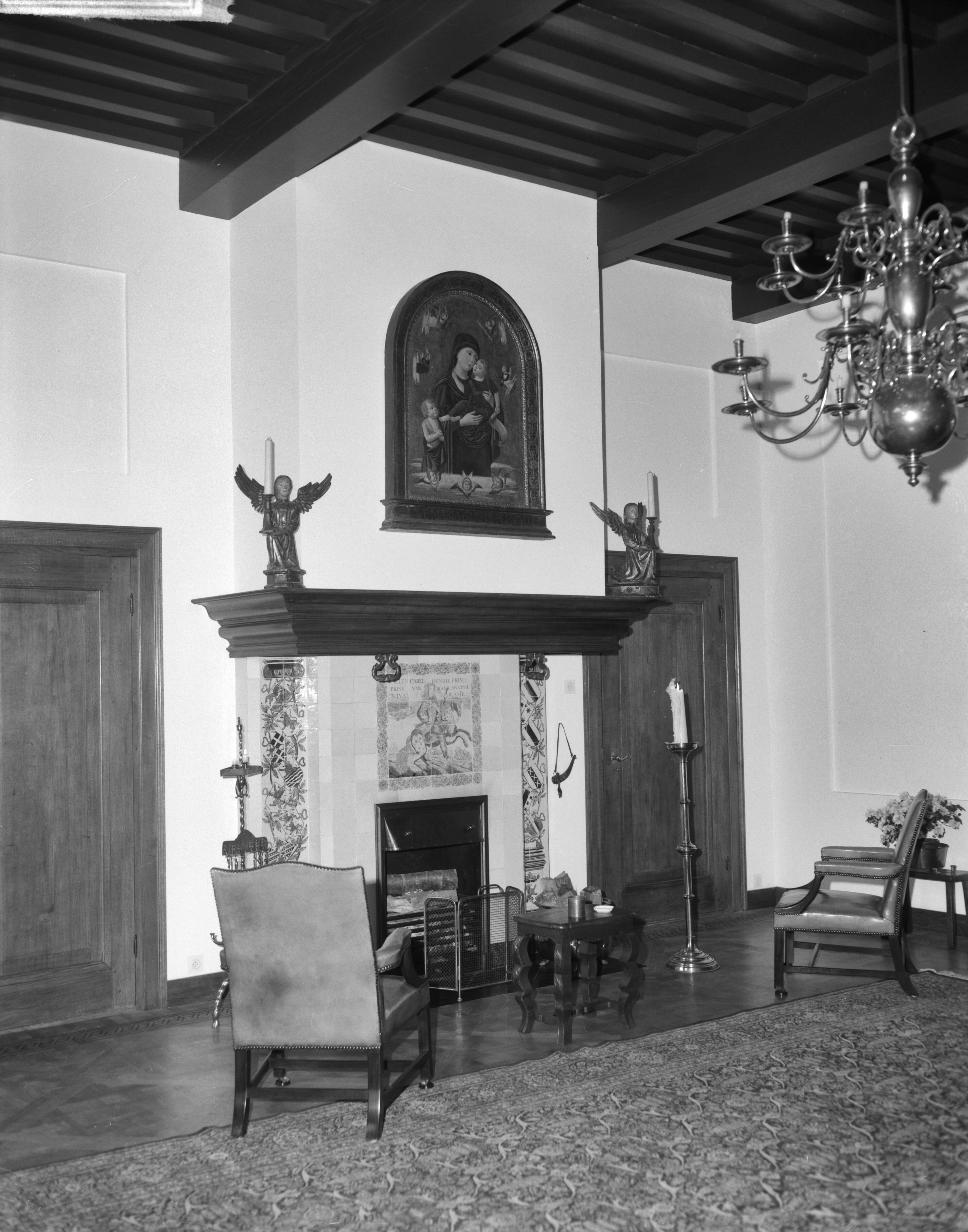 Fotocollectie Anefo — Interieur Slot Drakensteyn . De hal — Foto: Bilsen, Joop van / Anefo. Licentie: Set B: Rechtenvrij / Publiek Domein. Bron: Nationaal Archief. http://hdl.handle.net/10648/aa305cac-d0b4-102d-bcf8-003048976d84