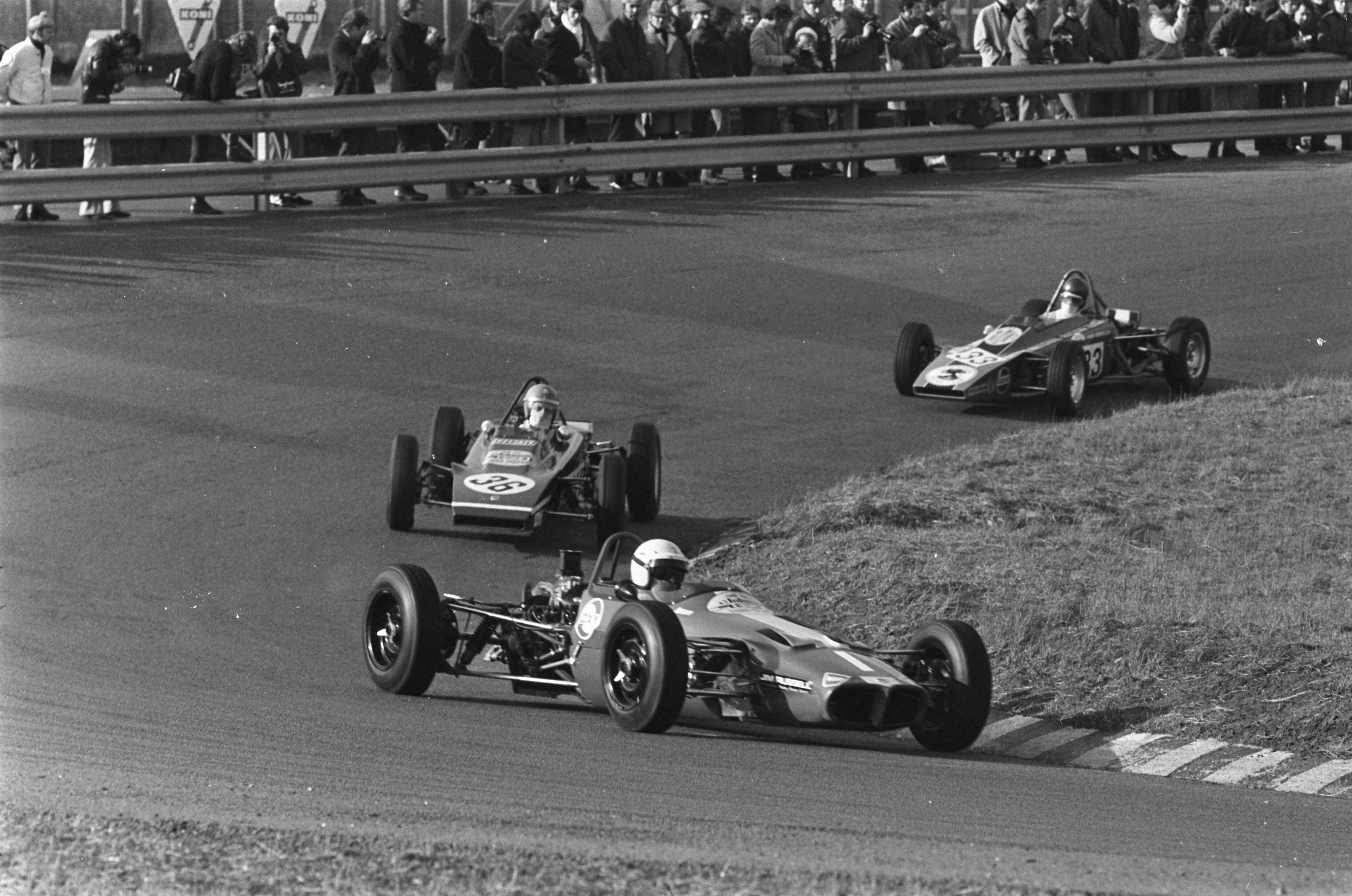 Fotocollectie Anefo — Autoraces op Zandvoort, Paasraces: Formule Ford races . — Foto: Koch, Eric / Anefo. Licentie: Set B: Rechtenvrij / Publiek Domein. Bron: Nationaal Archief. http://hdl.handle.net/10648/ab925730-d0b4-102d-bcf8-003048976d84