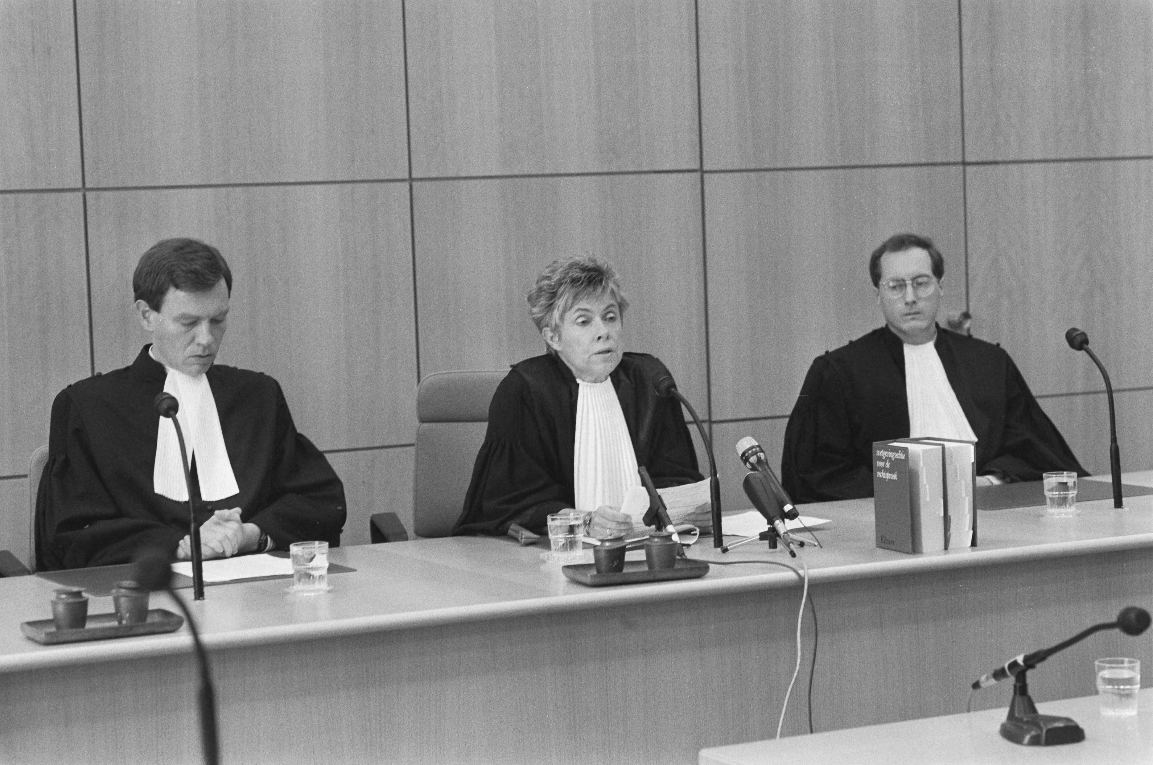 Fotocollectie Anefo — Rechtbank te Haarlem doet uitspraak in proces tegen Ferdi E. (Elsas), de ontvoerder van G.J. Heijn ; in het midden de rechtbankpresident mevrouw mr. C.A. Terwee-van Hilten — Foto: Croes, Rob C. / Anefo. Licentie: Set B: Rechtenvrij / Publiek Domein. Bron: Nationaal Archief. http://hdl.handle.net/10648/ad6bf2be-d0b4-102d-bcf8-003048976d84