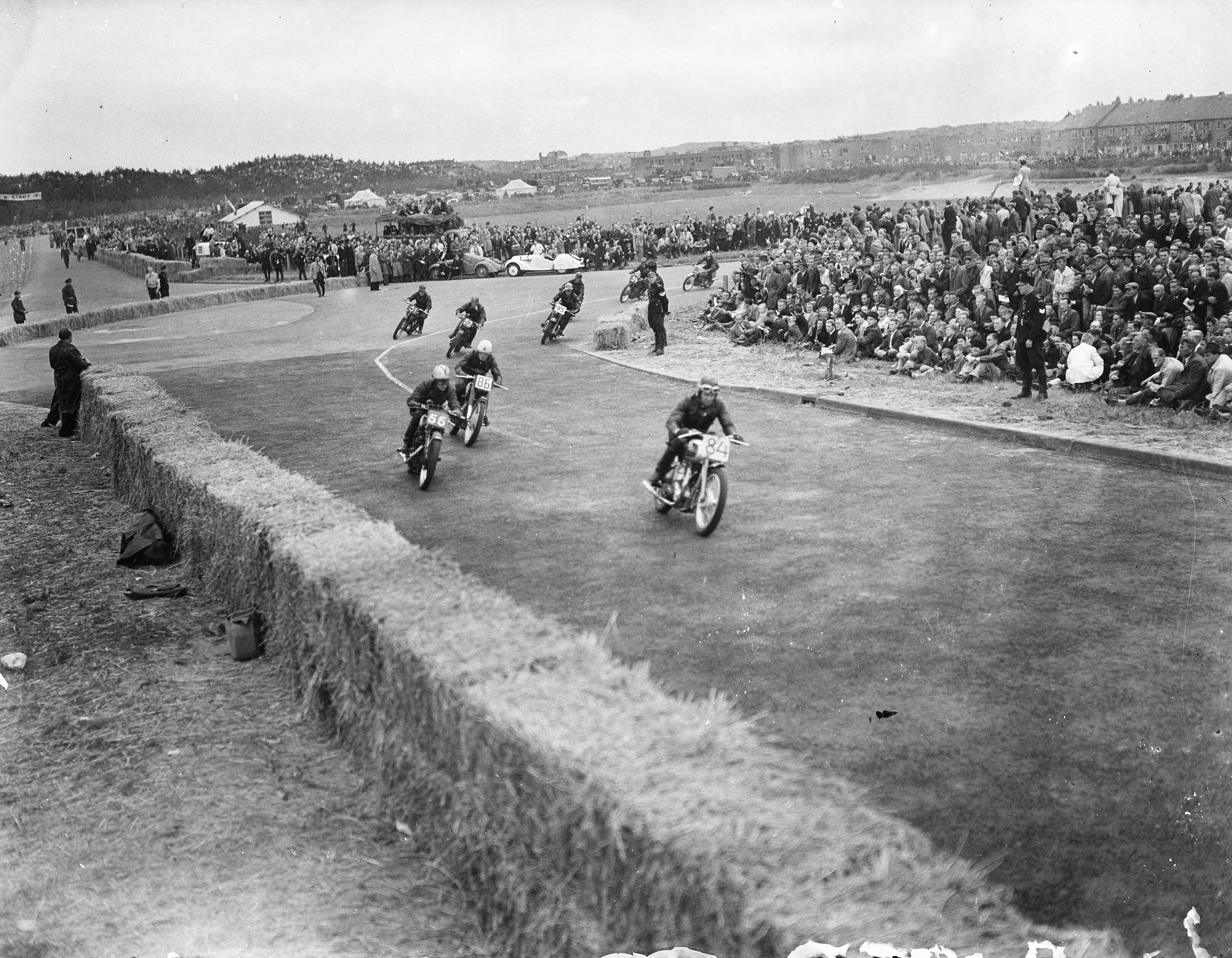 Motorraces te Zandvoort — Foto: Fotograaf Onbekend / Anefo. — Licentie: Set B: Rechtenvrij / Publiek Domein. Bron: Nationaal Archief. http://hdl.handle.net/10648/a8a17722-d0b4-102d-bcf8-003048976d84
