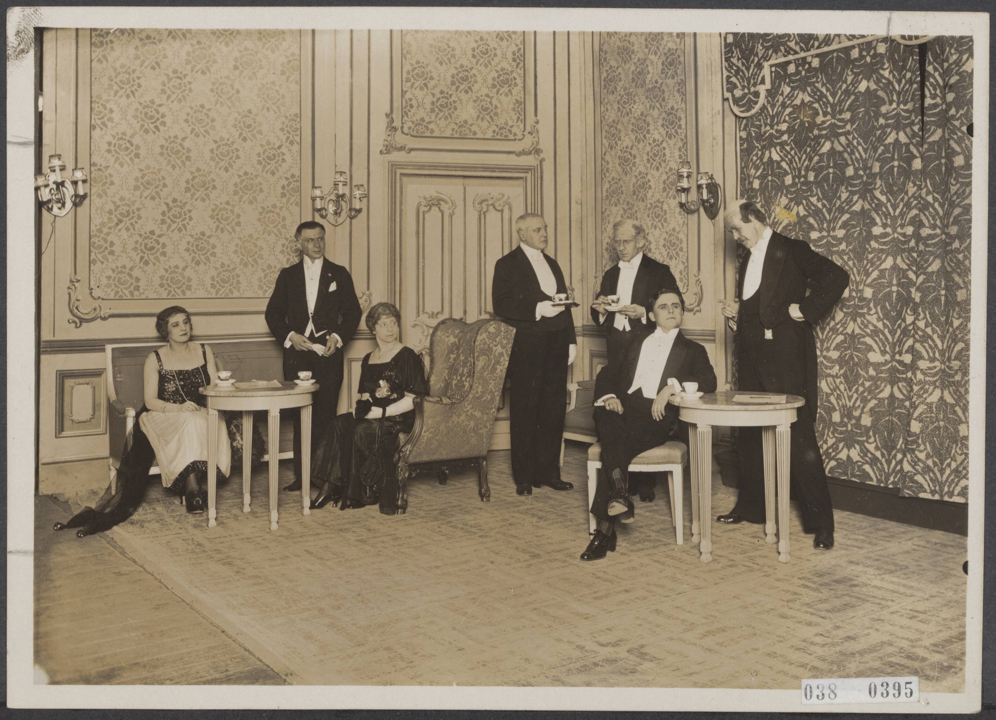Fotocollectie Elsevier Binnenland — Scene uit "De Hofloge" door Het Schouwtoneel. Stiene v.d. Gaag, Paul Karsten, Johan Kaart sr., C. Lageman, Johan Kaart jr., Ezerman [en Frits Bouwmeester?] — Foto: N.V. Vereenigde Fotobureaux. Licentie: Set B: Rechtenvrij / Publiek Domein. Bron: Nationaal Archief. http://hdl.handle.net/10648/adf16d72-d0b4-102d-bcf8-003048976d84