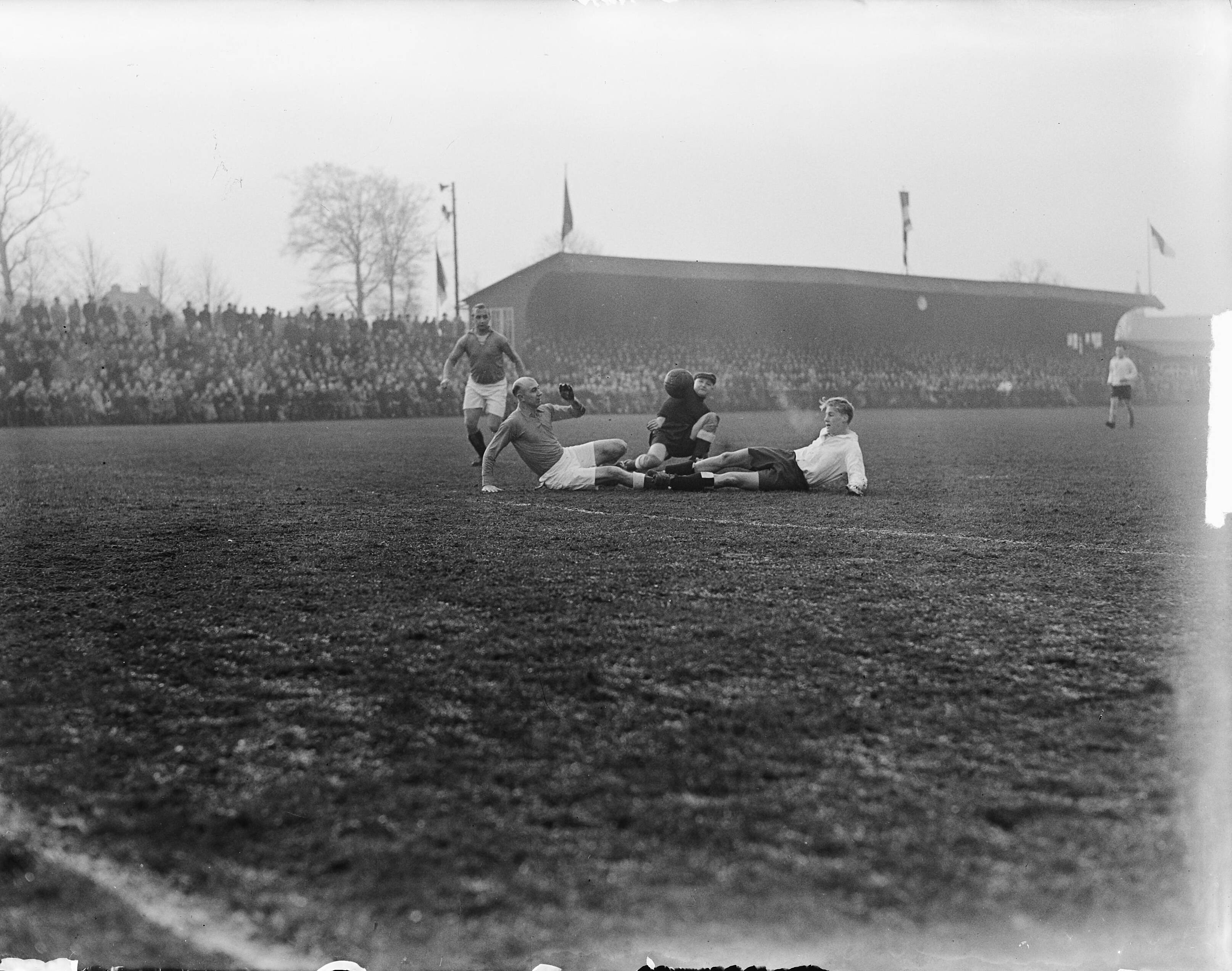 Fotocollectie Anefo — Voetbal. Oud-nternationals tegen HFC. Spelmoment — Foto: Winterbergen, Rolf / Anefo. Licentie: Set B: Rechtenvrij / Publiek Domein. Bron: Nationaal Archief. http://hdl.handle.net/10648/a8d30bf2-d0b4-102d-bcf8-003048976d84