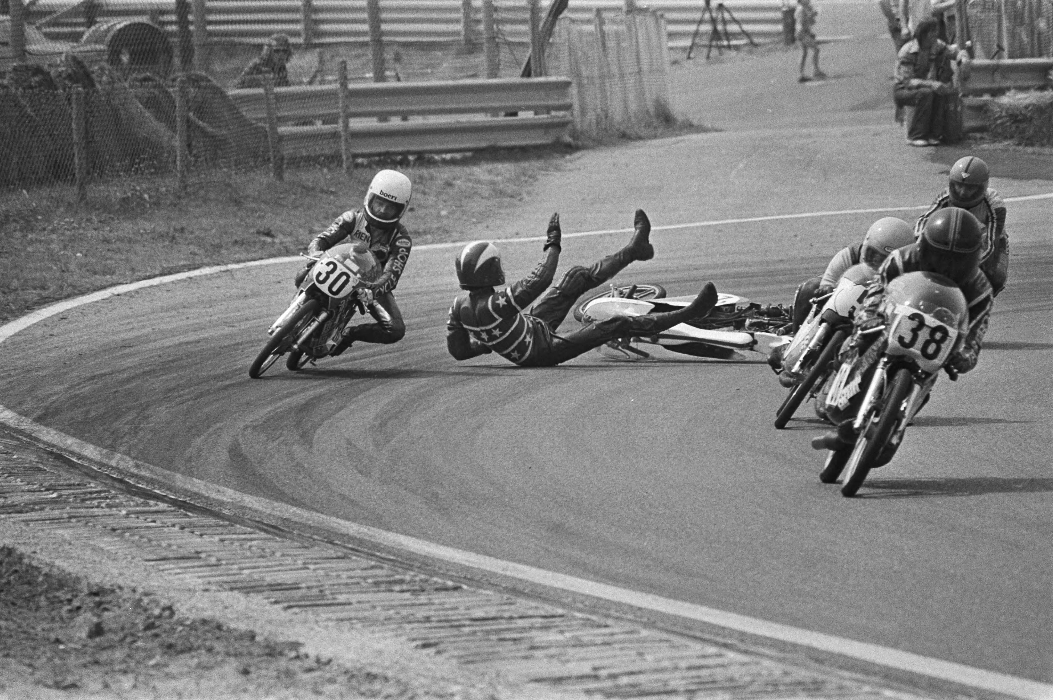 Fotocollectie Anefo — Motorraces Zandvoort, meetellend voor Nederlandse kampioenschappen; val Kees Besseling in 50cc — Foto: Suyk, Koen / Anefo. Licentie: Set B: Rechtenvrij / Publiek Domein. Bron: Nationaal Archief. http://hdl.handle.net/10648/acb5356a-d0b4-102d-bcf8-003048976d84