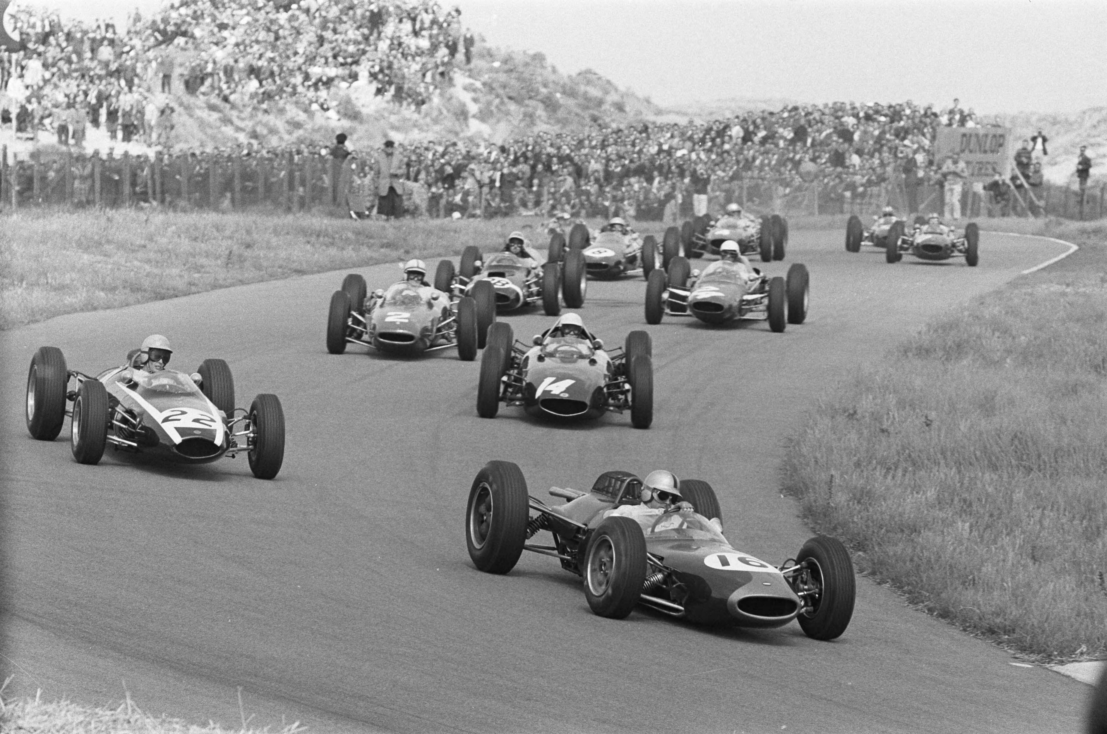 Fotocollectie Anefo — Grand Prix te Zandvoort. Het rennersveld. Nummer 6 Jack Brablen , nummer 14 Rich Ginther , nummer 2 John Surters $ / — Foto: Pot, Harry / Anefo. Licentie: Set B: Rechtenvrij / Publiek Domein. Bron: Nationaal Archief. http://hdl.handle.net/10648/aa3be6e4-d0b4-102d-bcf8-003048976d84