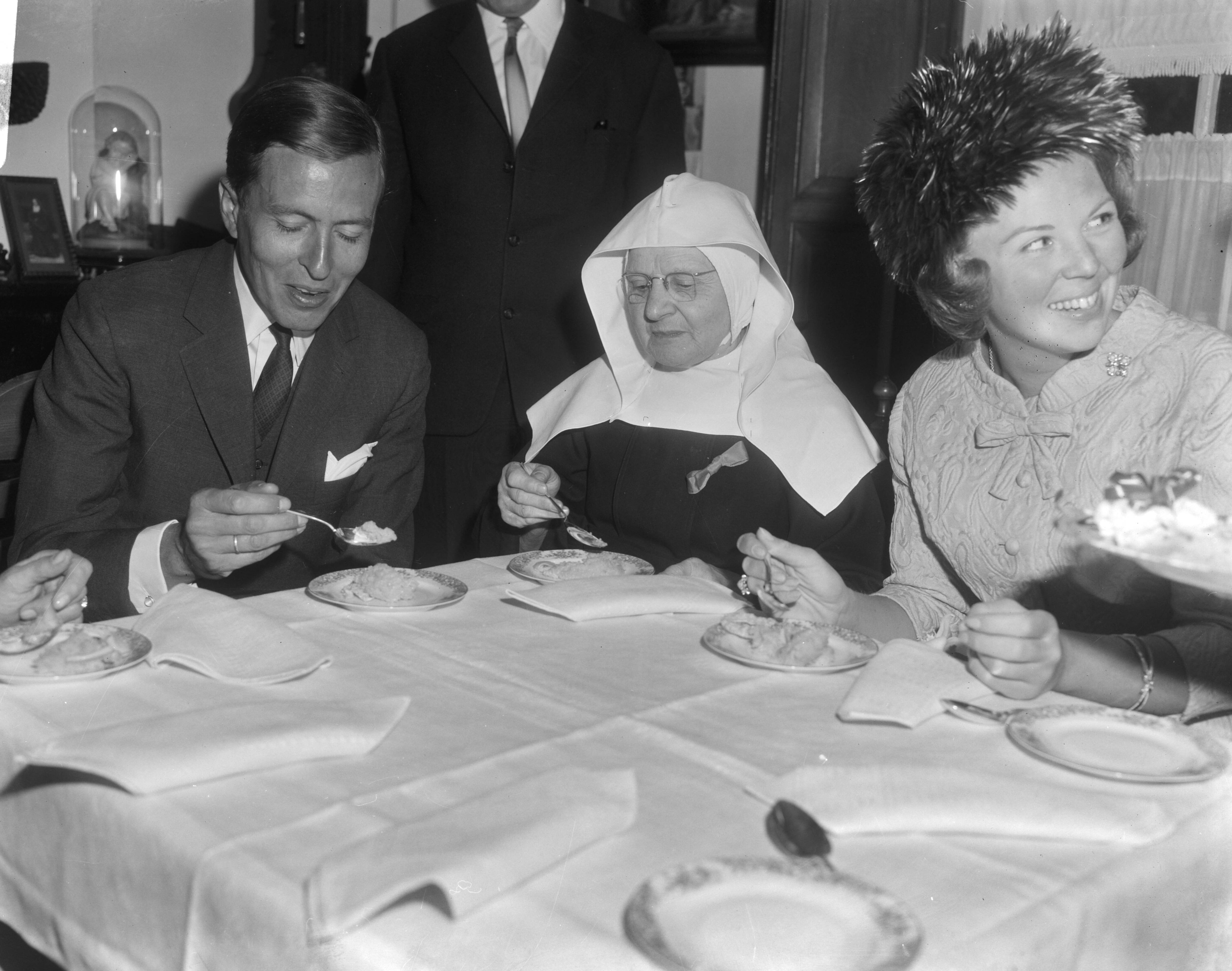 Fotocollectie Anefo — Prinses Beatrix en prins Claus brachten bezoek aan Breda, bezoek aan het Begijnhof, waar schaaltje rijst werd genuttigd — Foto: Bilsen, Joop van / Anefo. Licentie: Set B: Rechtenvrij / Publiek Domein. Bron: Nationaal Archief. http://hdl.handle.net/10648/aaeb7b5e-d0b4-102d-bcf8-003048976d84