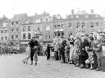Fotocollectie Anefo — Maastricht. Opnames voor de film "Betrayed" (werktitel: "The true and the brave", met in de hoofdrollen: Clark Gable, Lana Turner en Victor Mature). — Foto: Noske, J.D. / Anefo. Licentie: Set B: Rechtenvrij / Publiek Domein. Bron: Nationaal Archief. http://hdl.handle.net/10648/a9141778-d0b4-102d-bcf8-003048976d84
