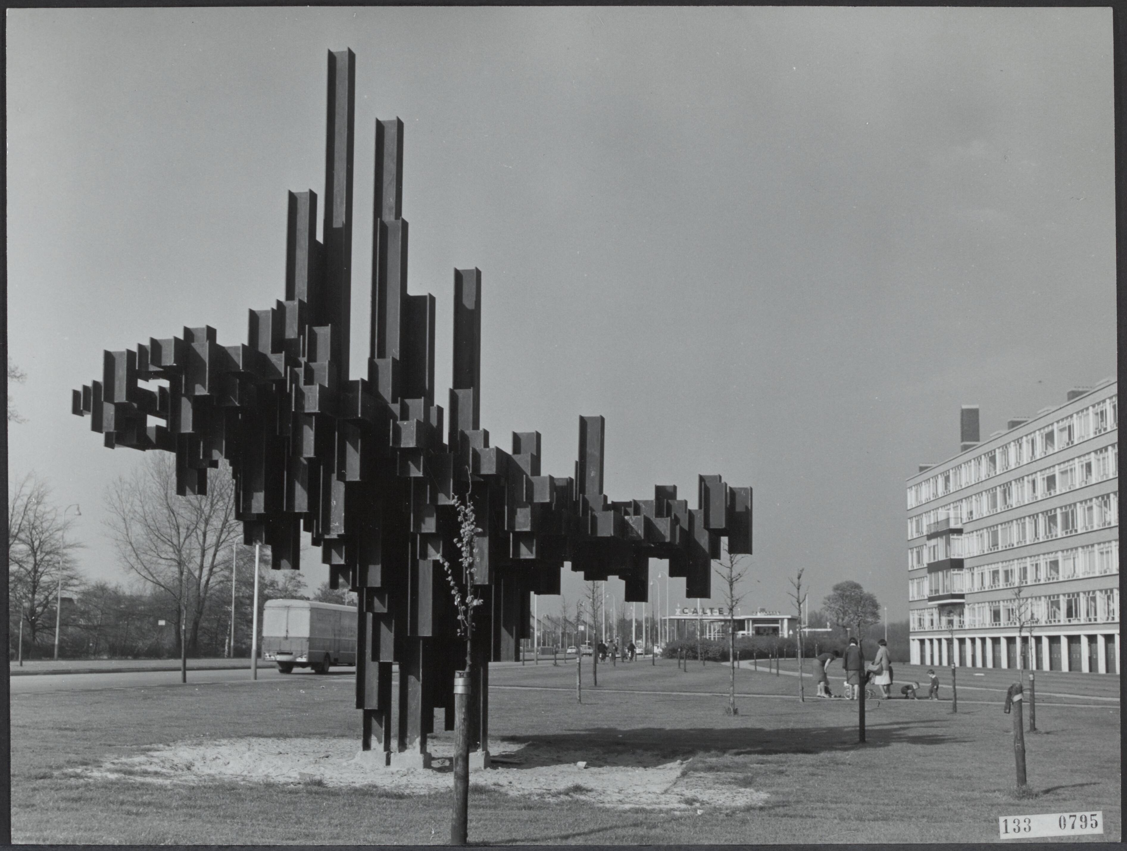 Fotocollectie Rijksvoorlichtingsdienst Eigen — Den Haag. Bezuidenhoutseweg. monumentale metaalplastiek van Andre Volten — Foto: Fotodienst Gemeente Den Haag. Licentie: Set B: Rechtenvrij / Publiek Domein. Bron: Nationaal Archief. http://hdl.handle.net/10648/af5a904e-d0b4-102d-bcf8-003048976d84