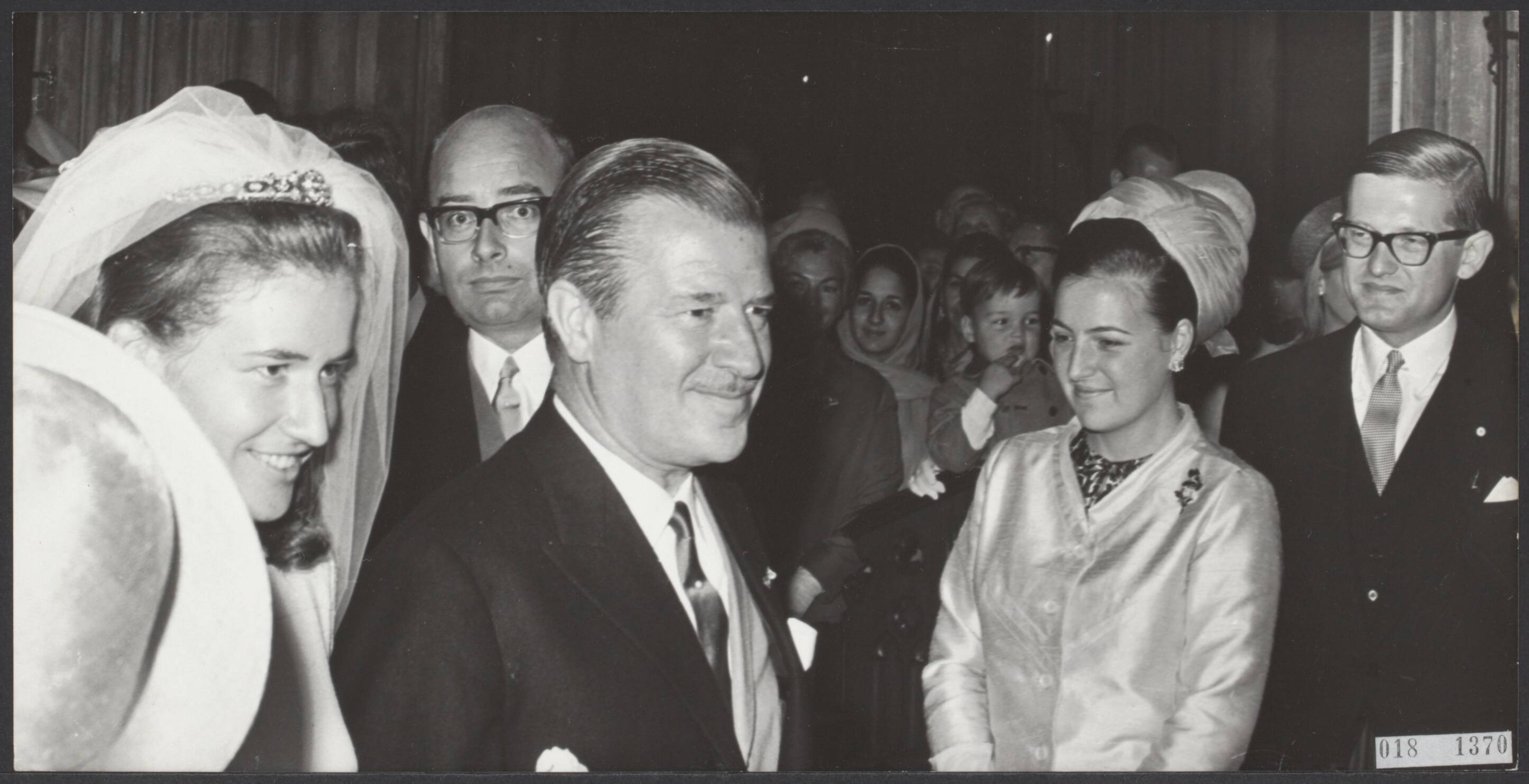 Fotocollectie Elsevier Binnenland — In de St. Jan te 's-Hertogenbosch is het huwelijk voltrokken tussen Monique van Lanschot en Frank Houben. Bij dit huwelijk waren ook prinses Margriet en mr. Pieter van Vollenhoven aanwezig. Monique van Lanschot betreed aan de arm van haar vader de St. Jan. Rechts prinses Margriet en Pieter van Vollenhoven — Foto: Kroon, Ron / Anefo. Licentie: Set B: Rechtenvrij / Publiek Domein. Bron: Nationaal Archief. http://hdl.handle.net/10648/adc51c0e-d0b4-102d-bcf8-003048976d84