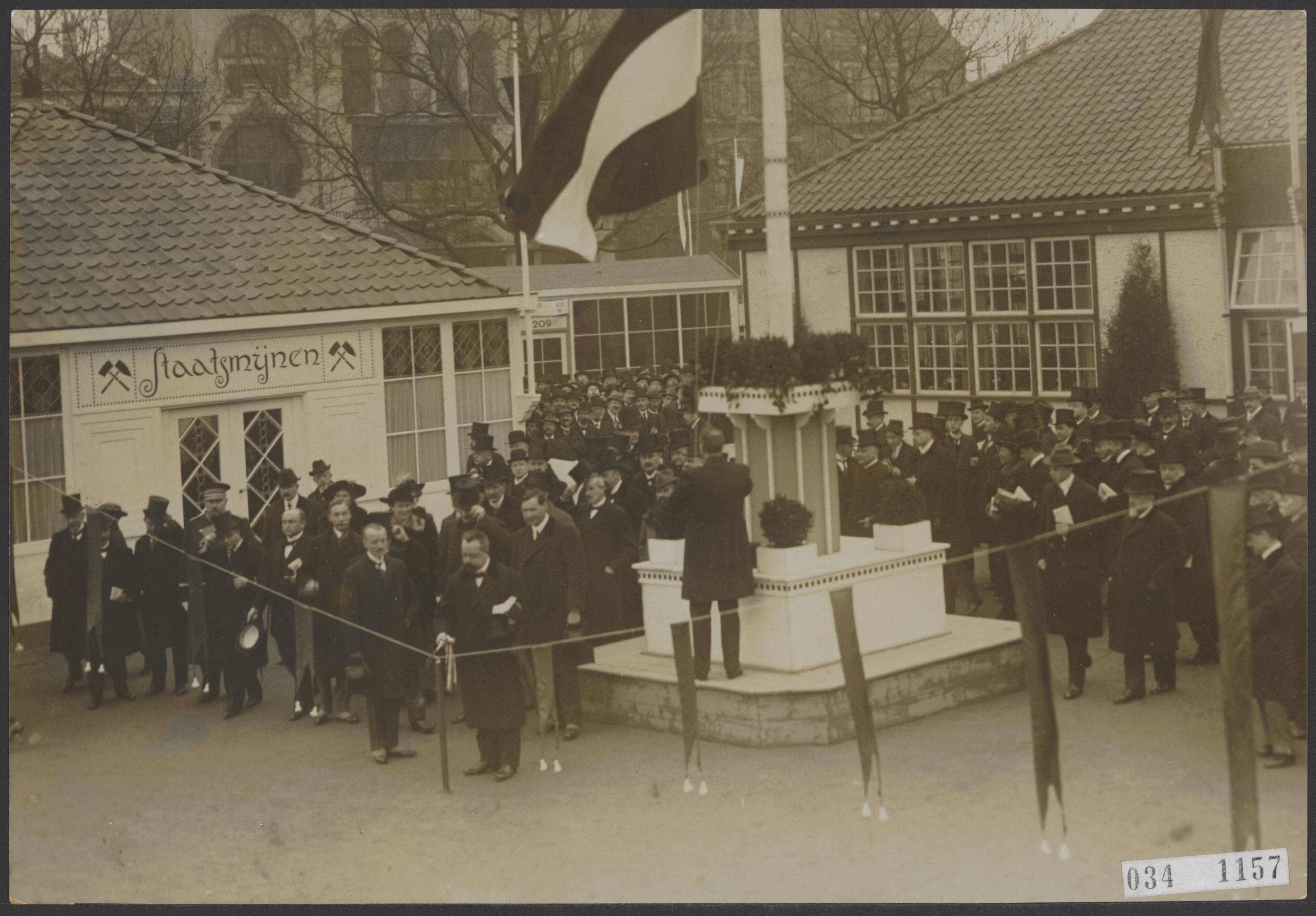 Fotocollectie Elsevier Binnenland — Opening van de Eerste Nederlandse Jaarbeurs in Utrecht [links paviljoen Staatsmijnen] — Foto: Fotopersbureau "Holland". Licentie: Set B: Rechtenvrij / Publiek Domein. Bron: Nationaal Archief. http://hdl.handle.net/10648/ade94598-d0b4-102d-bcf8-003048976d84