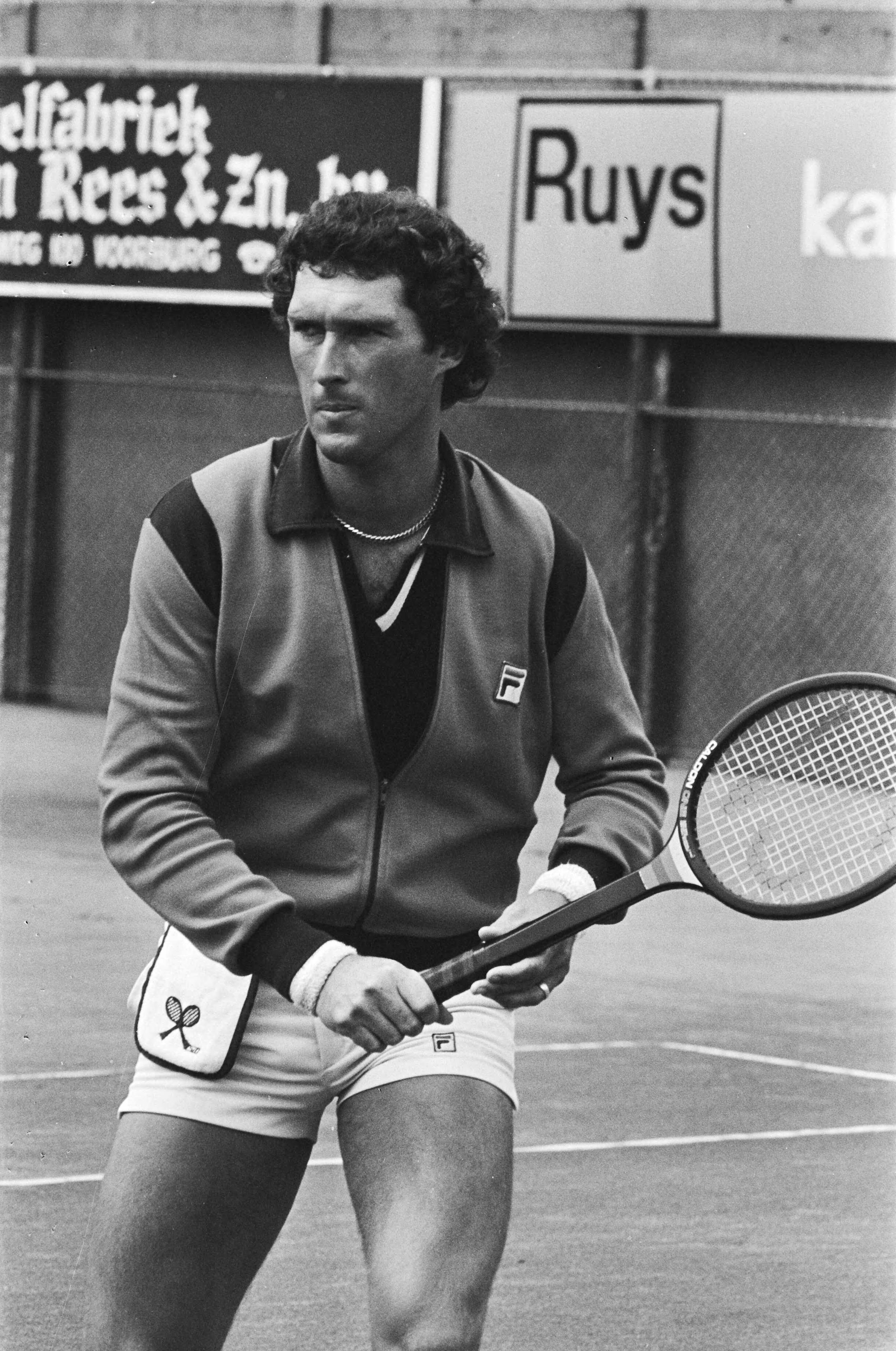 Fotocollectie Anefo — Nationale tenniskampioenschappen in Scheveningen (METS); Hordijk in actie — Foto: Peters, Hans / Anefo. Licentie: Set B: Rechtenvrij / Publiek Domein. Bron: Nationaal Archief. http://hdl.handle.net/10648/aca0c184-d0b4-102d-bcf8-003048976d84