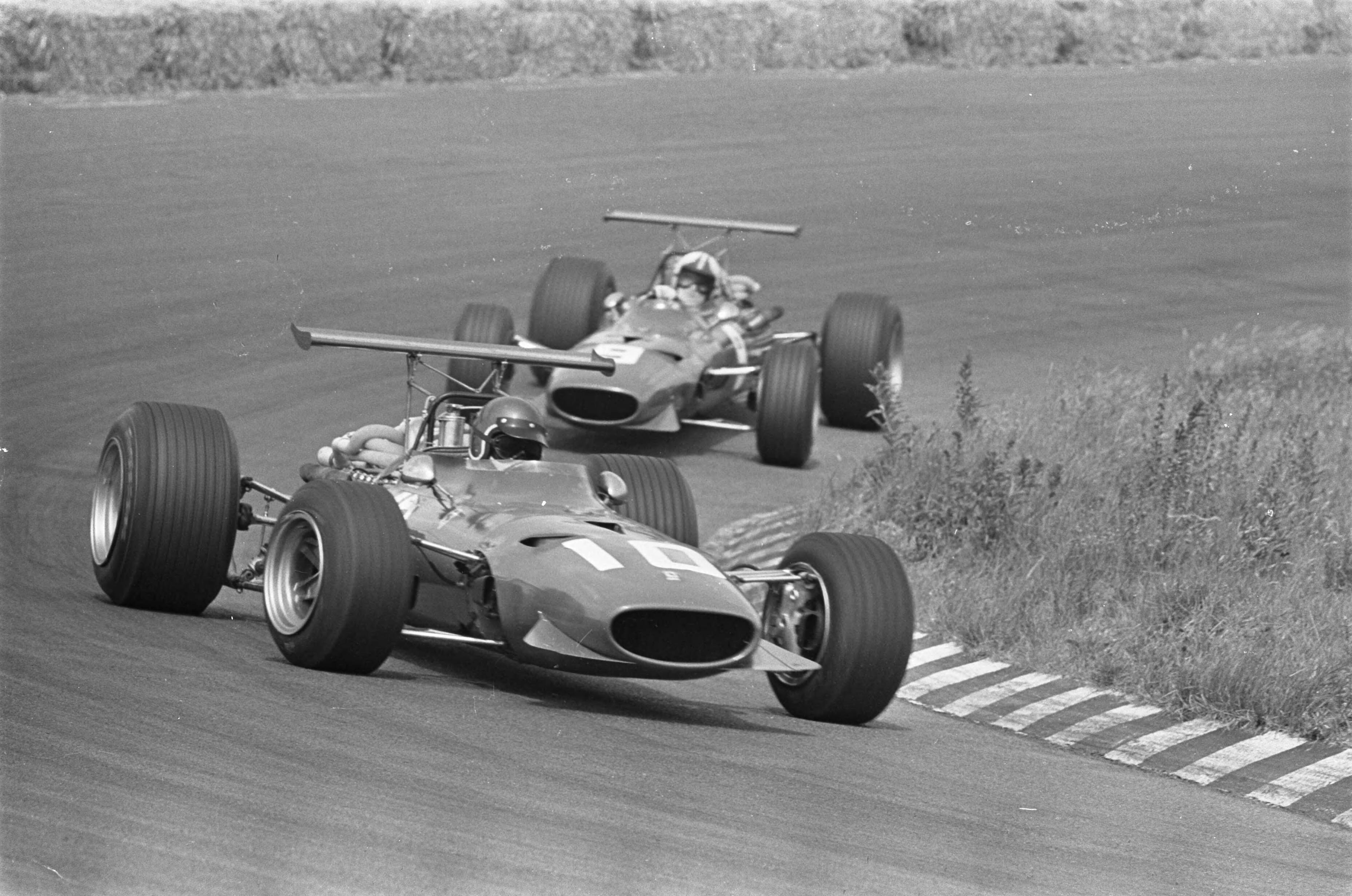 Fotocollectie Anefo — Grand Prix 68 Zandvoort training. De met vleugels uitgeruste Ferrari's tijdens training — Foto: Evers, Joost / Anefo. Licentie: Set B: Rechtenvrij / Publiek Domein. Bron: Nationaal Archief. http://hdl.handle.net/10648/ab44b7d2-d0b4-102d-bcf8-003048976d84