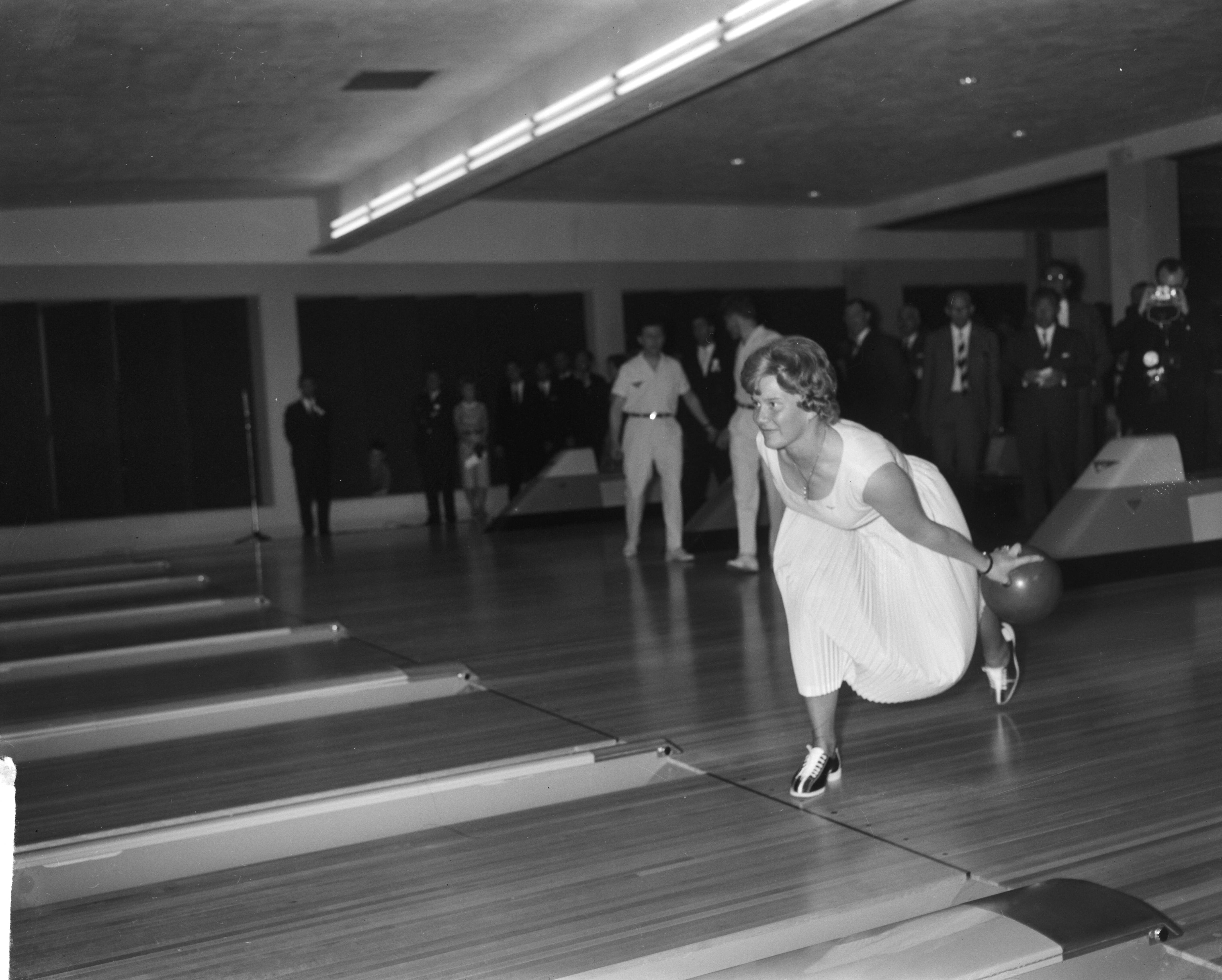 Fotocollectie Anefo — Opening "Bowling Hall" in Scheveningen door Prins Bernhard. Sjoukje Dijkstra werpt een bowling bal — Foto: Bilsen, Joop van / Anefo. Licentie: Set B: Rechtenvrij / Publiek Domein. Bron: Nationaal Archief. http://hdl.handle.net/10648/a9da60a4-d0b4-102d-bcf8-003048976d84