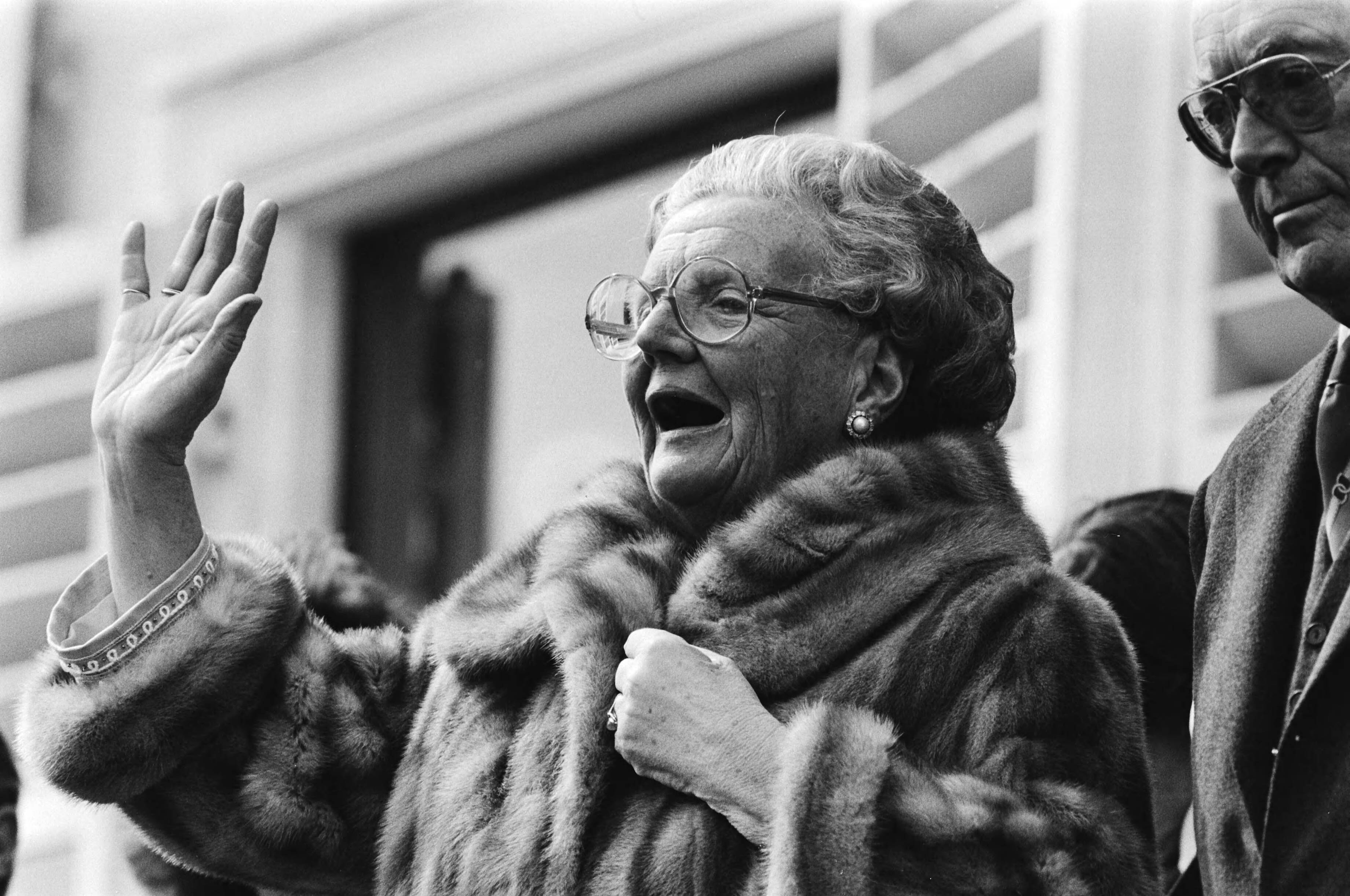 Defilé Soestdijk — Zwaaiende majesteit — Foto: Croes, Rob C. / Anefo. Licentie: Set B: Rechtenvrij / Publiek Domein. Bron: Nationaal Archief. http://hdl.handle.net/10648/acc91af8-d0b4-102d-bcf8-003048976d84