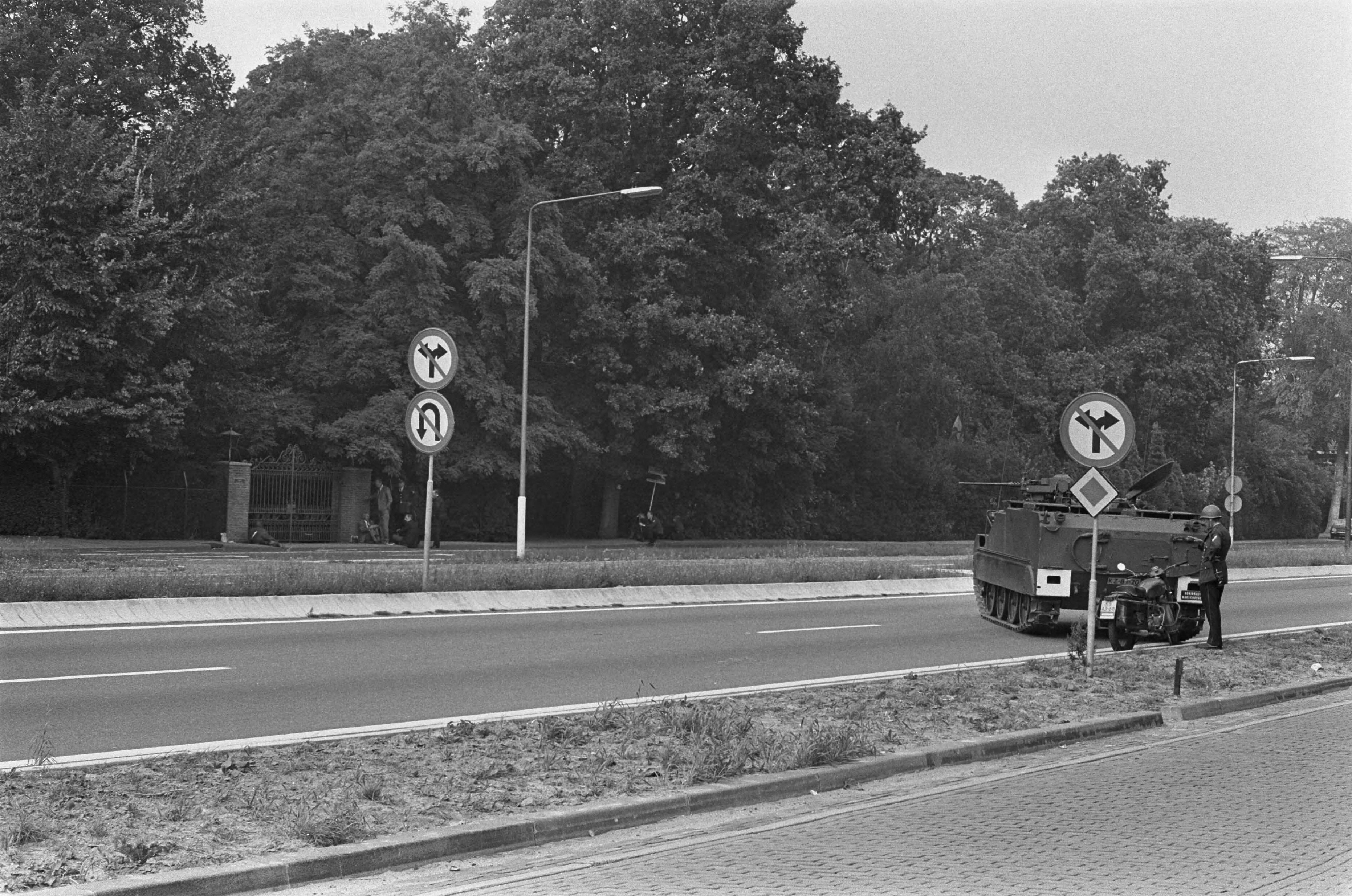 Fotocollectie Anefo — Ambonezen bezetten woning van Indonesische Ambassadeur, Wassenaar — Foto: Evers, Joost / Anefo. Licentie: Set B: Rechtenvrij / Publiek Domein. Bron: Nationaal Archief. http://hdl.handle.net/10648/aba171d4-d0b4-102d-bcf8-003048976d84