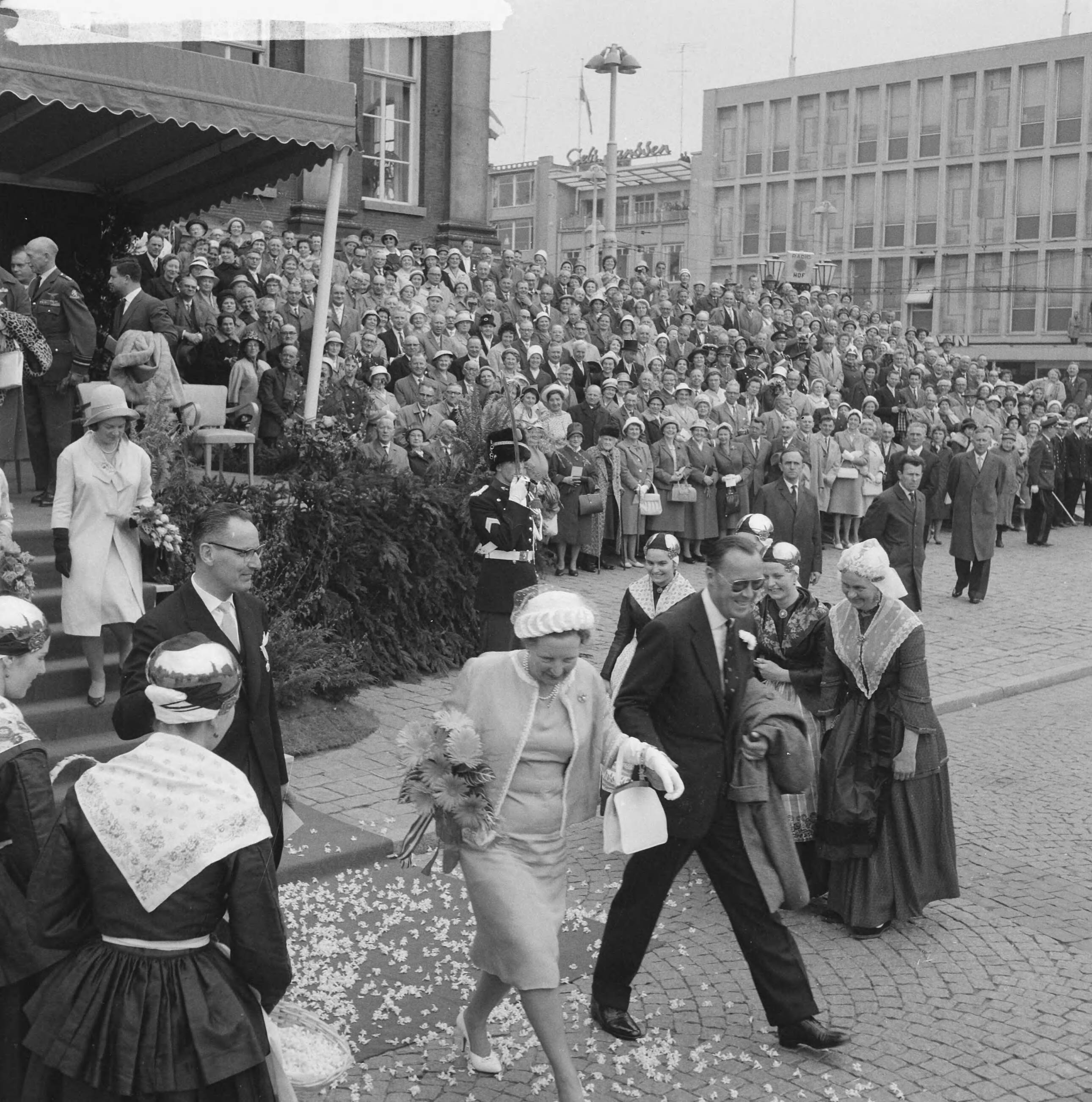 Koninklijk bezoek aan Groningen en Friesland (1962) — Koninklijk bezoek aan Groningen — Foto: Merk, Ben / Anefo. Licentie: Set B: Rechtenvrij / Publiek Domein. Bron: Nationaal Archief. http://hdl.handle.net/10648/aa0736e2-d0b4-102d-bcf8-003048976d84