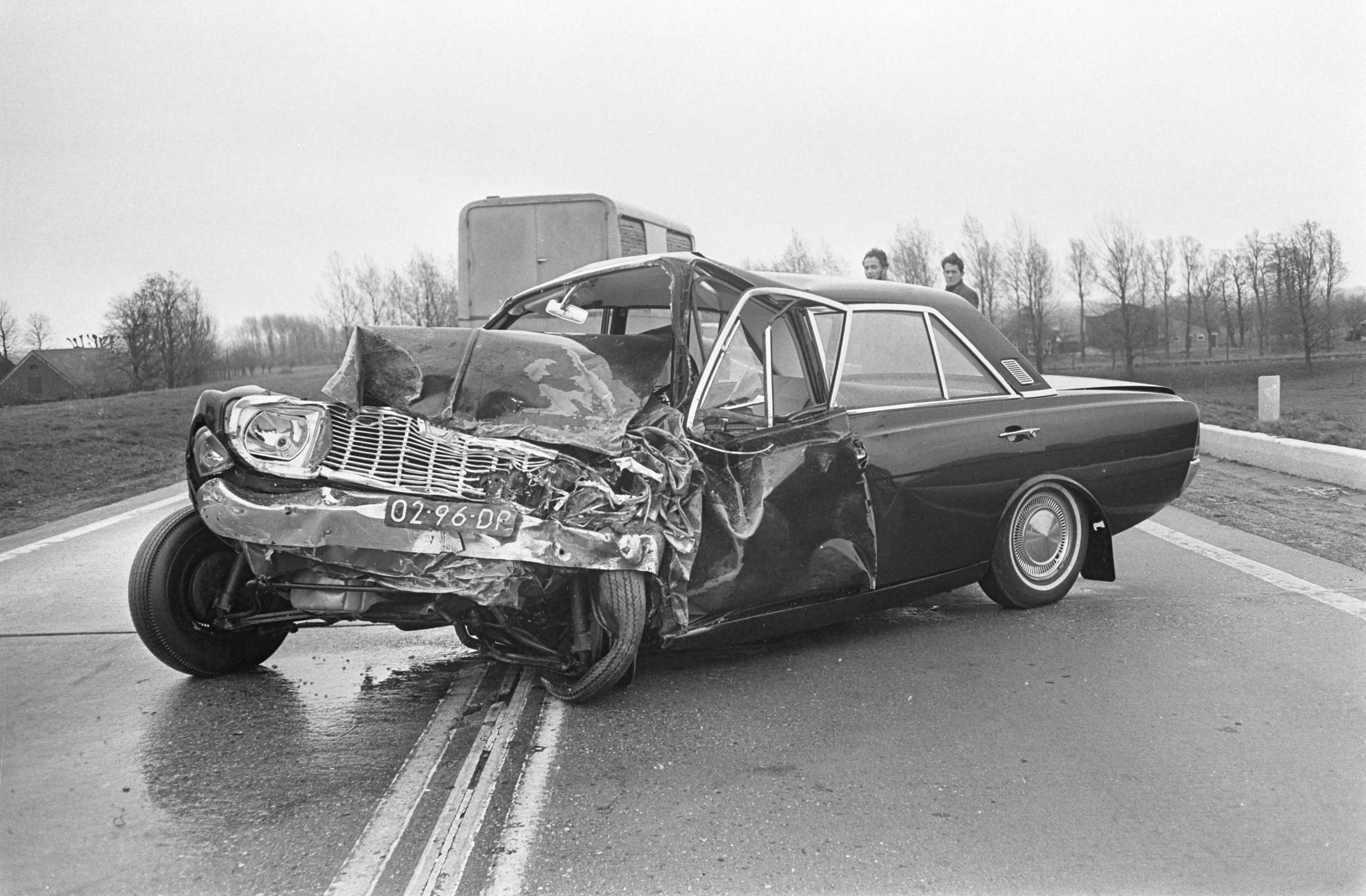 Fotocollectie Anefo — Frontale botsing bij Baarn. De Taunus volledig in elkaar gedrukt — Foto: Koch, Eric / Anefo. Licentie: Set B: Rechtenvrij / Publiek Domein. Bron: Nationaal Archief. http://hdl.handle.net/10648/ab3b930a-d0b4-102d-bcf8-003048976d84